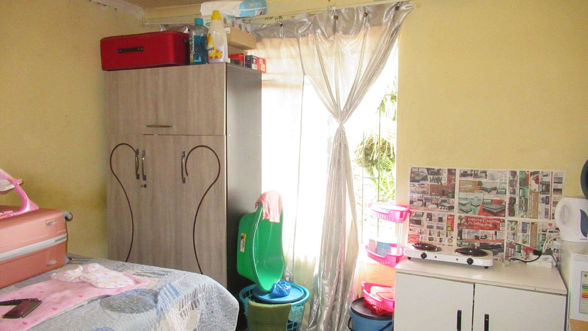 Main Bedroom - 12 square meters of property in Soshanguve