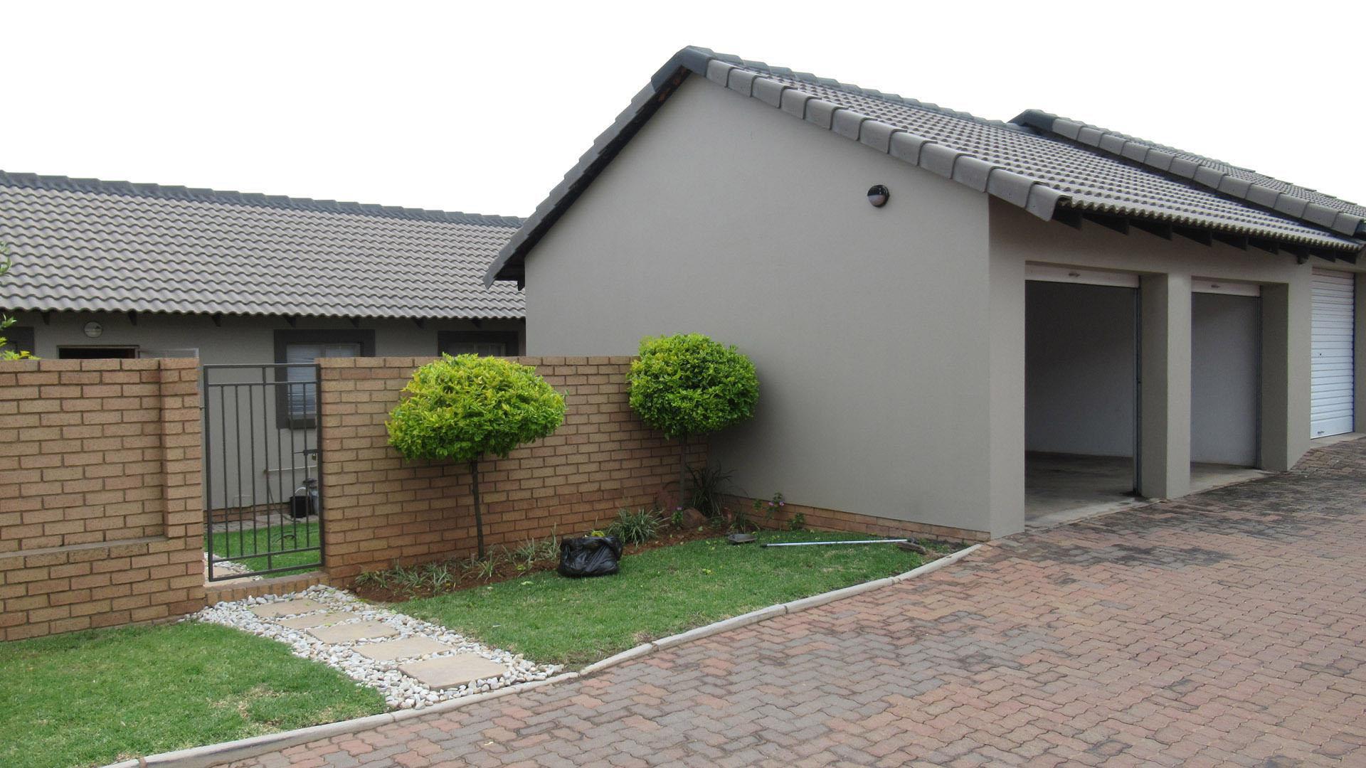 Front View of property in Mooikloof Ridge