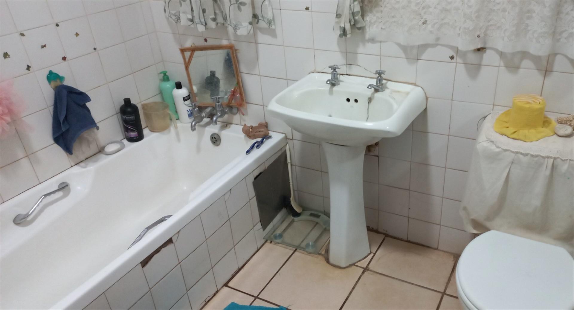 Bathroom 1 of property in Messina