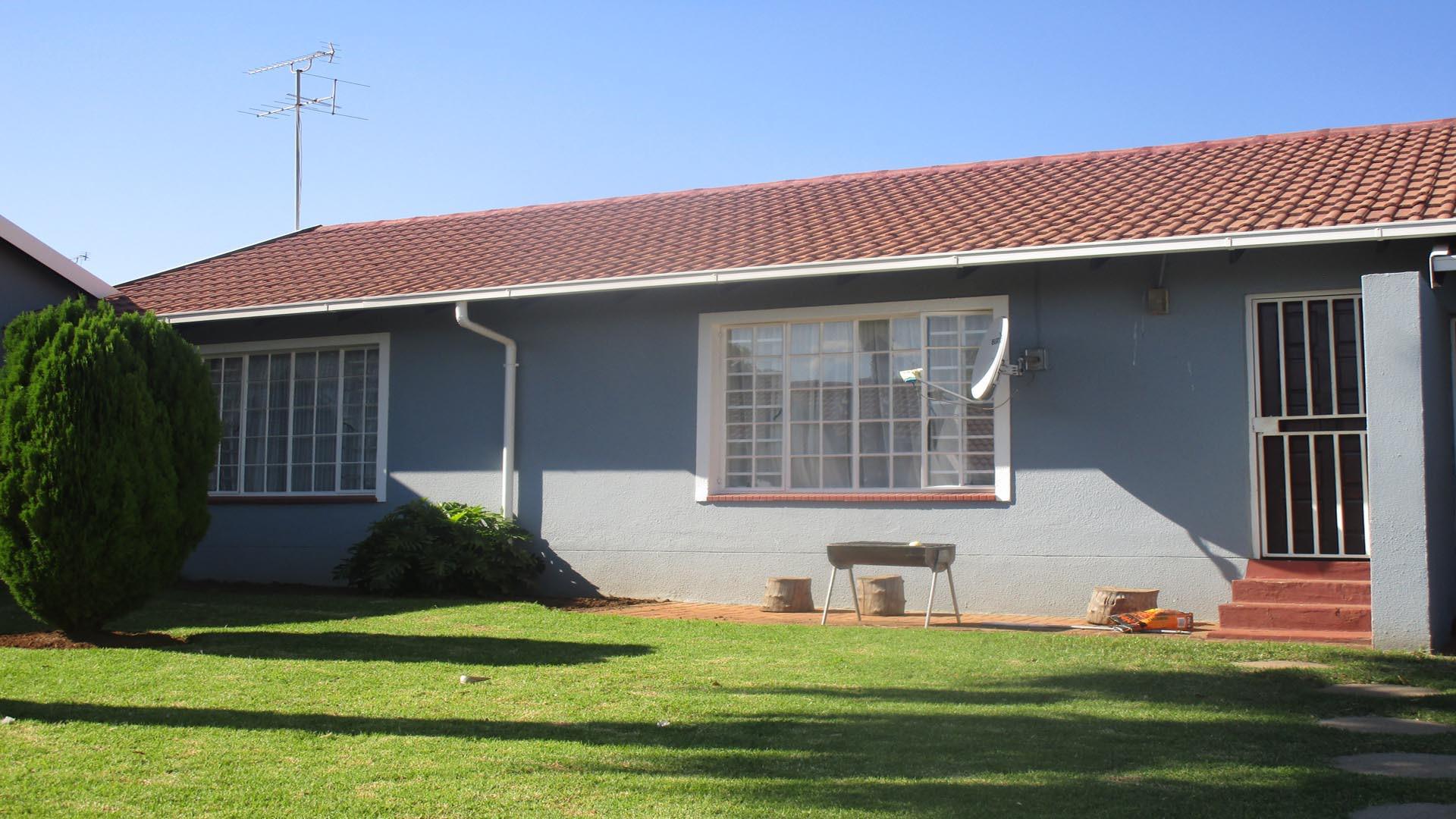Front View of property in Roodepoort West