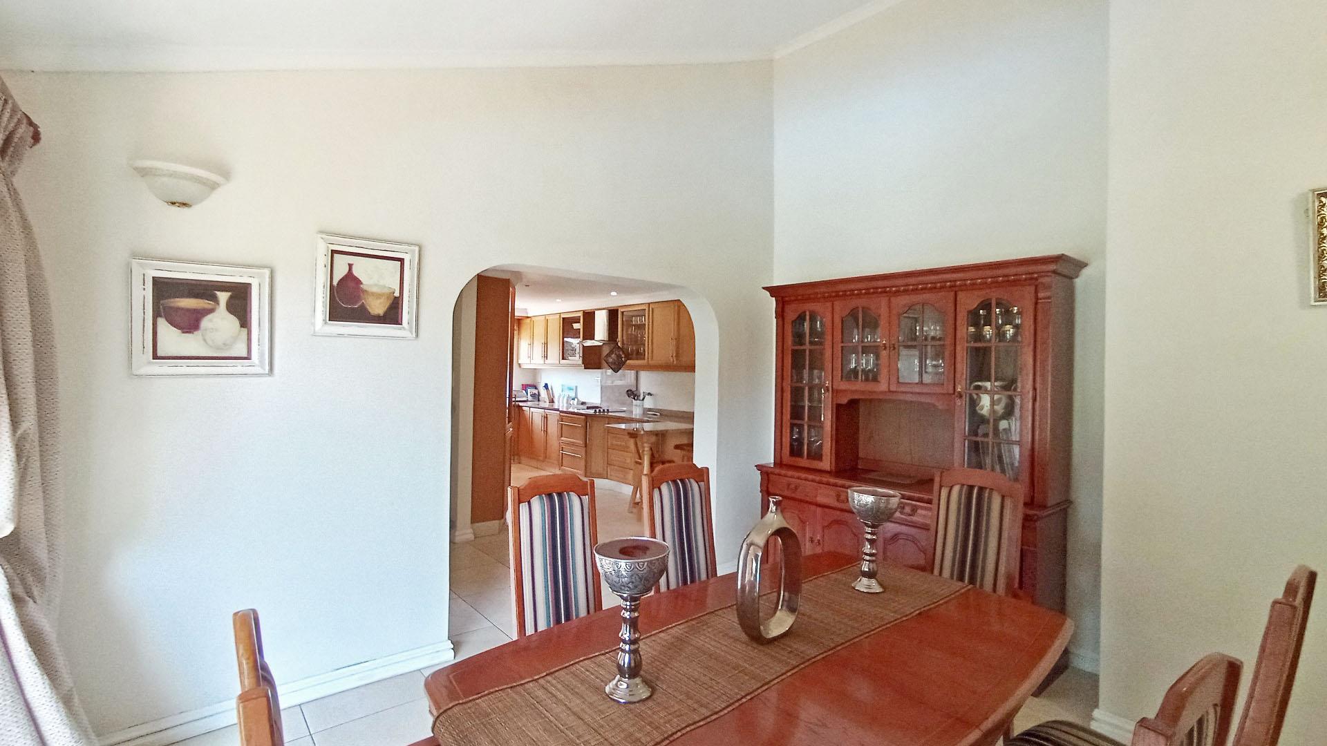 Dining Room - 17 square meters of property in Kloof 
