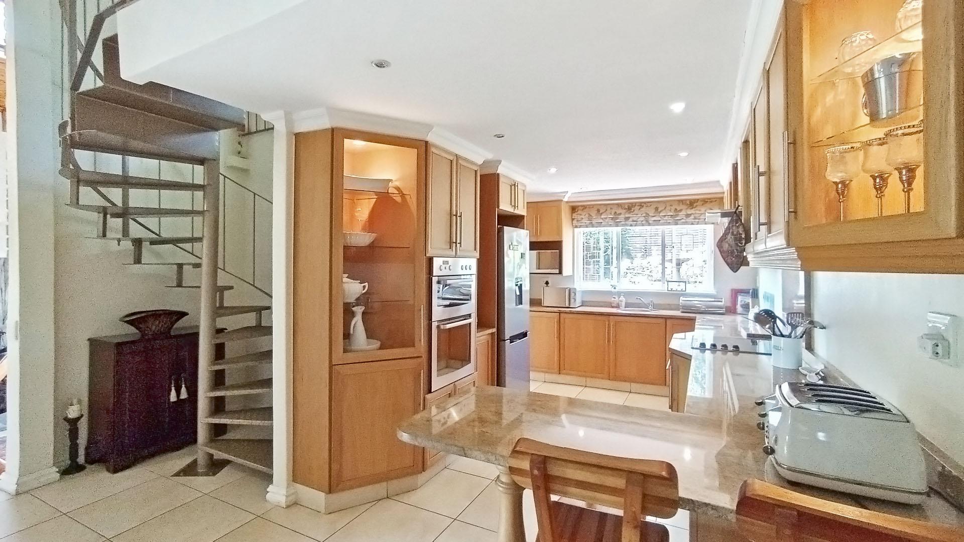 Kitchen - 13 square meters of property in Kloof 