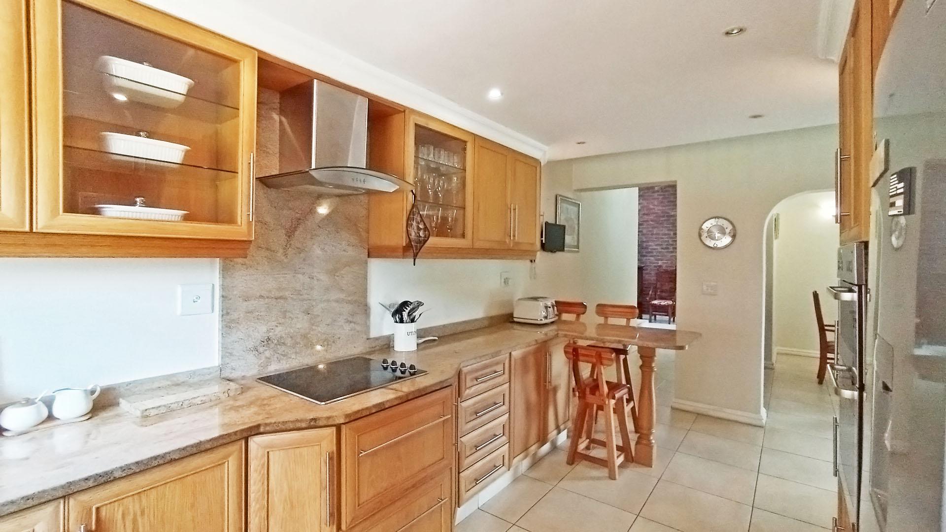 Kitchen - 13 square meters of property in Kloof 