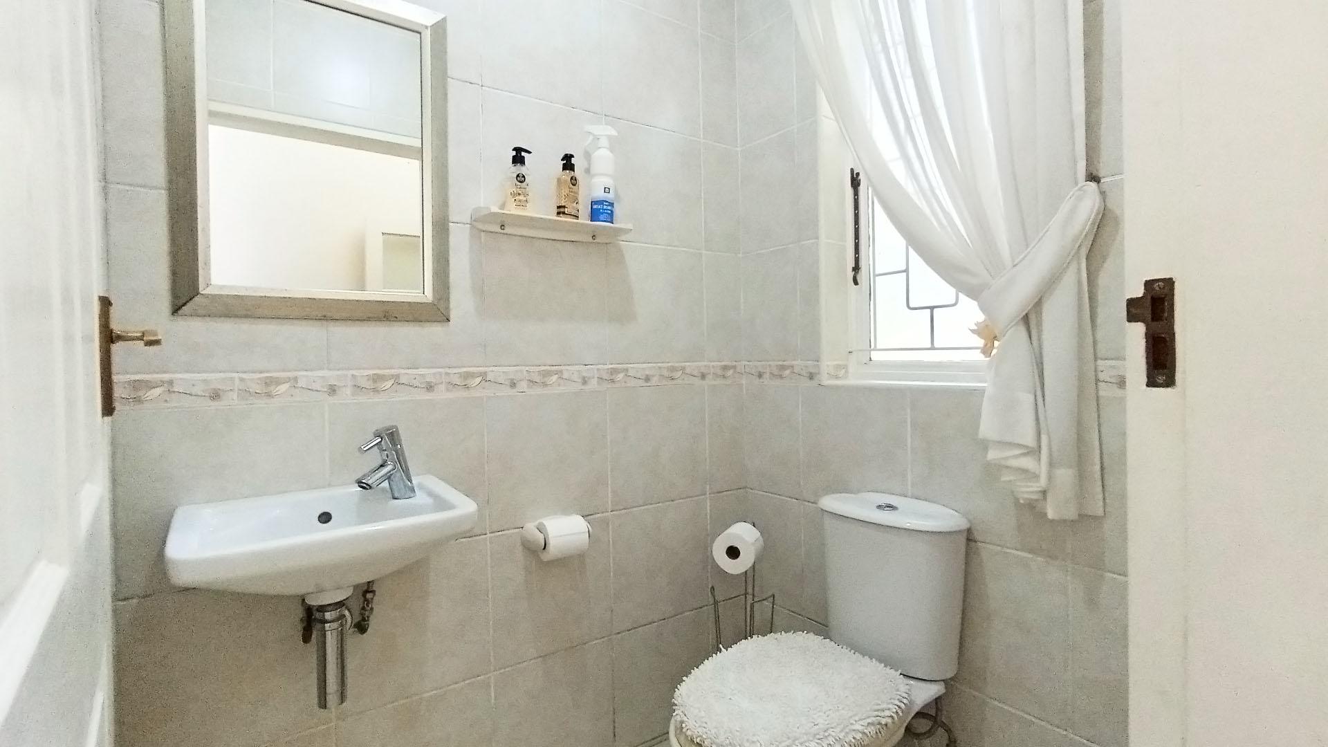 Guest Toilet - 3 square meters of property in Kloof 