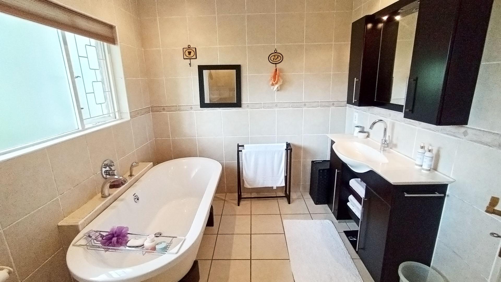 Main Bathroom - 9 square meters of property in Kloof 