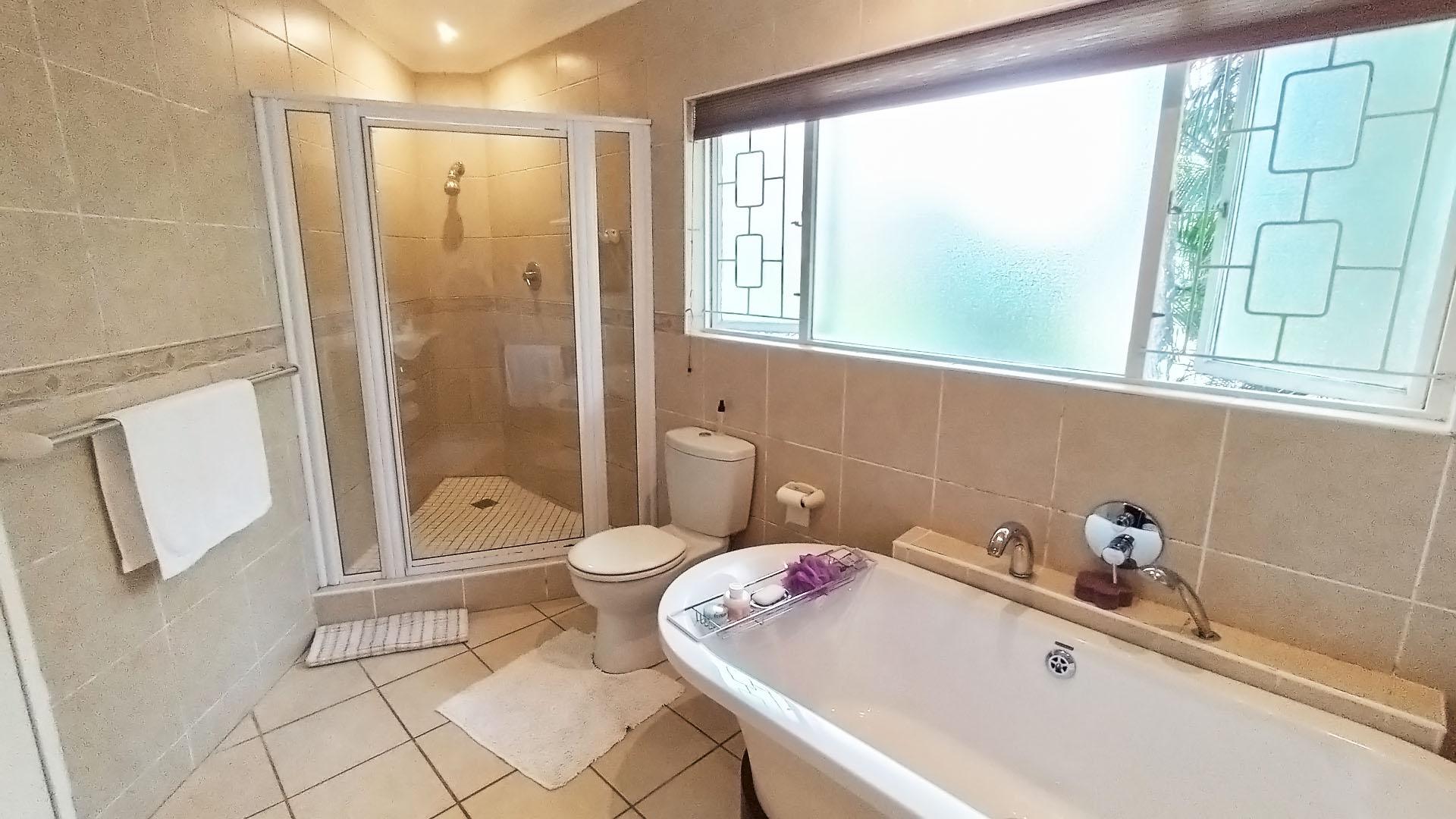 Main Bathroom - 9 square meters of property in Kloof 