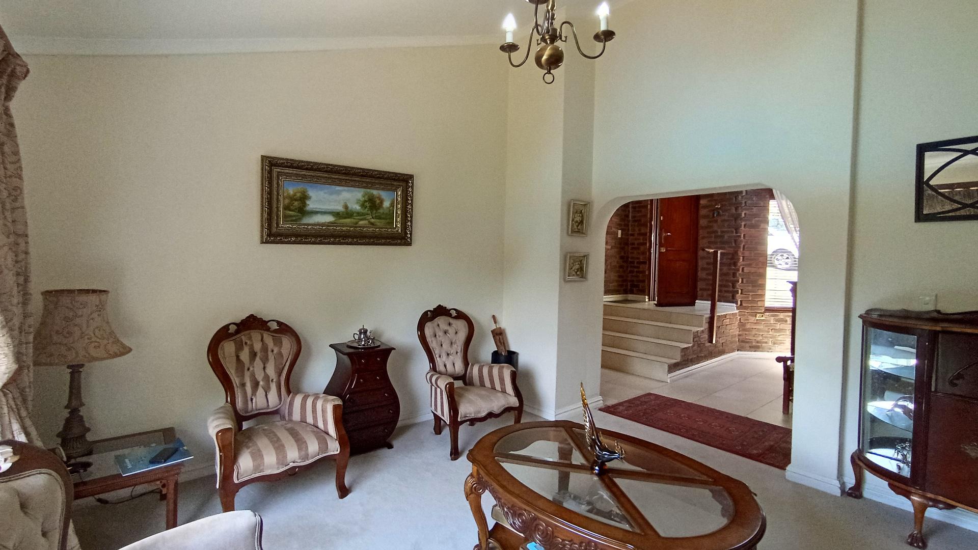 Lounges - 20 square meters of property in Kloof 