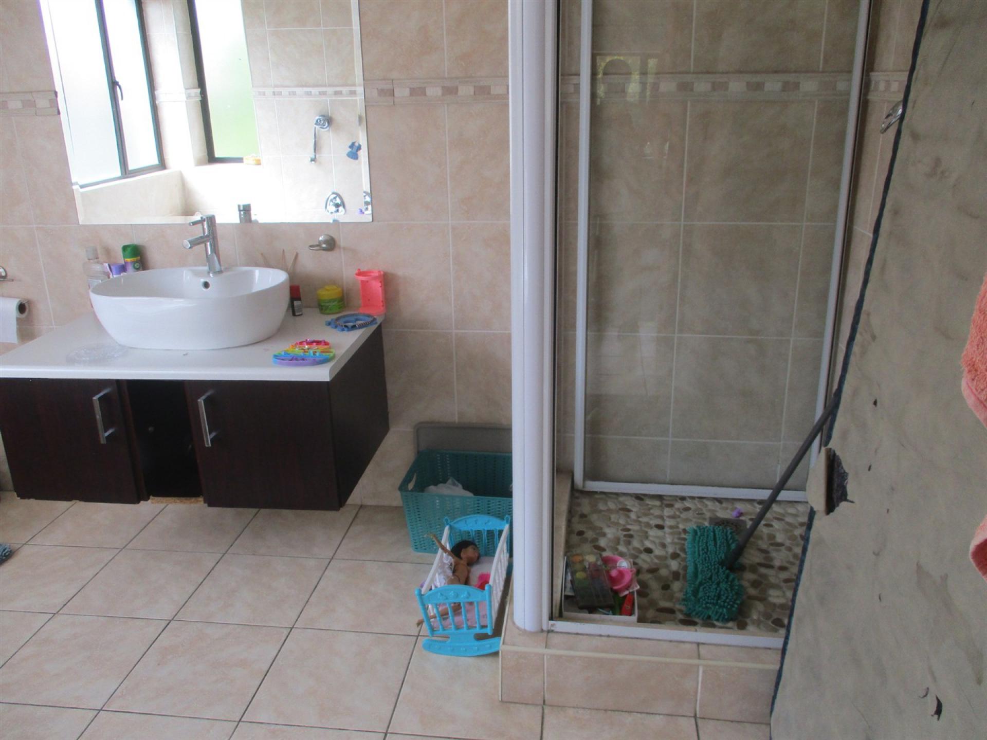 Bathroom 2 of property in Blue Valley Golf Estate