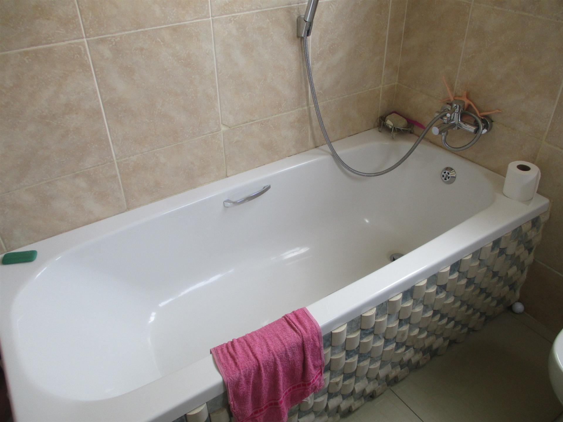 Bathroom 1 of property in Blue Valley Golf Estate