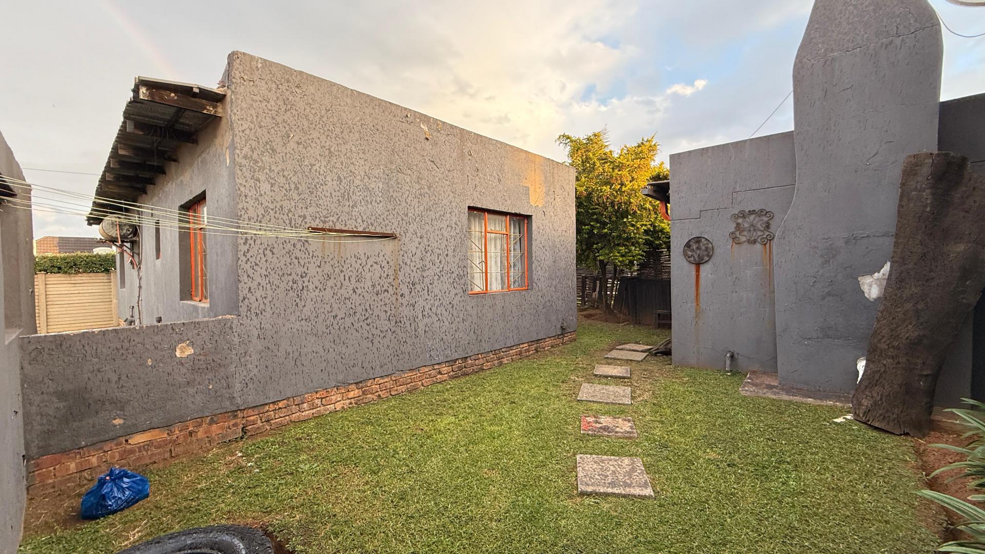 Backyard of property in Reyno Ridge