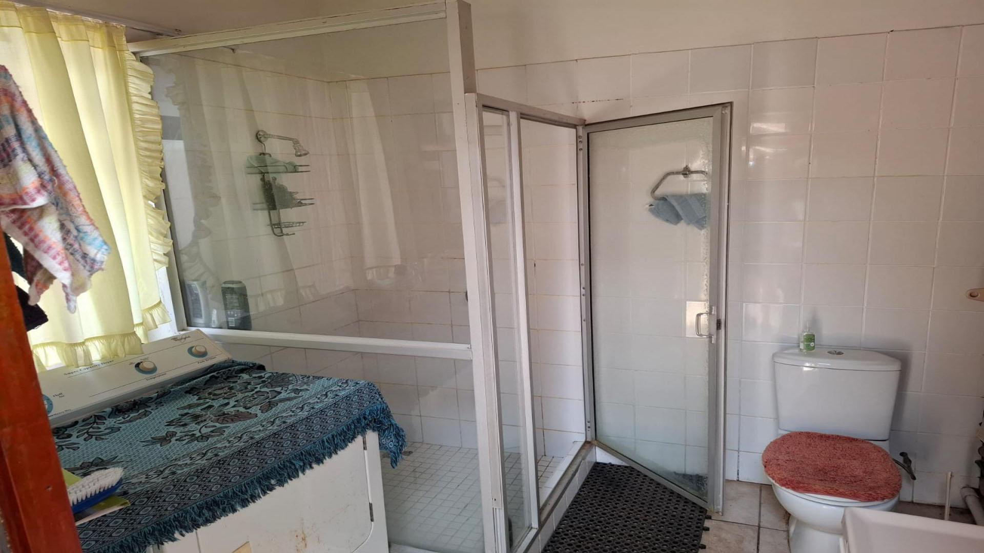 Bathroom 1 of property in Hermanus