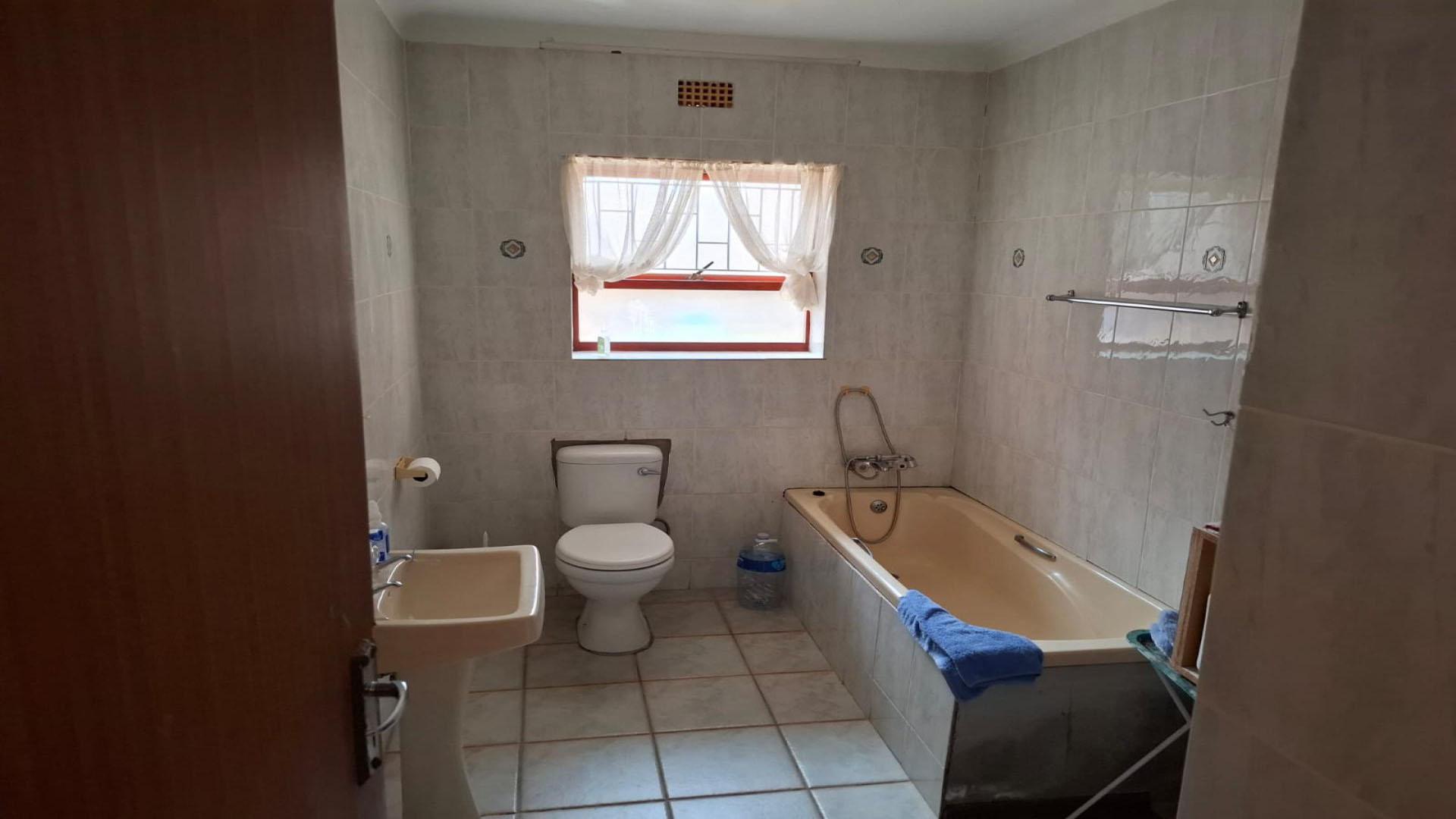 Bathroom 2 of property in Hermanus