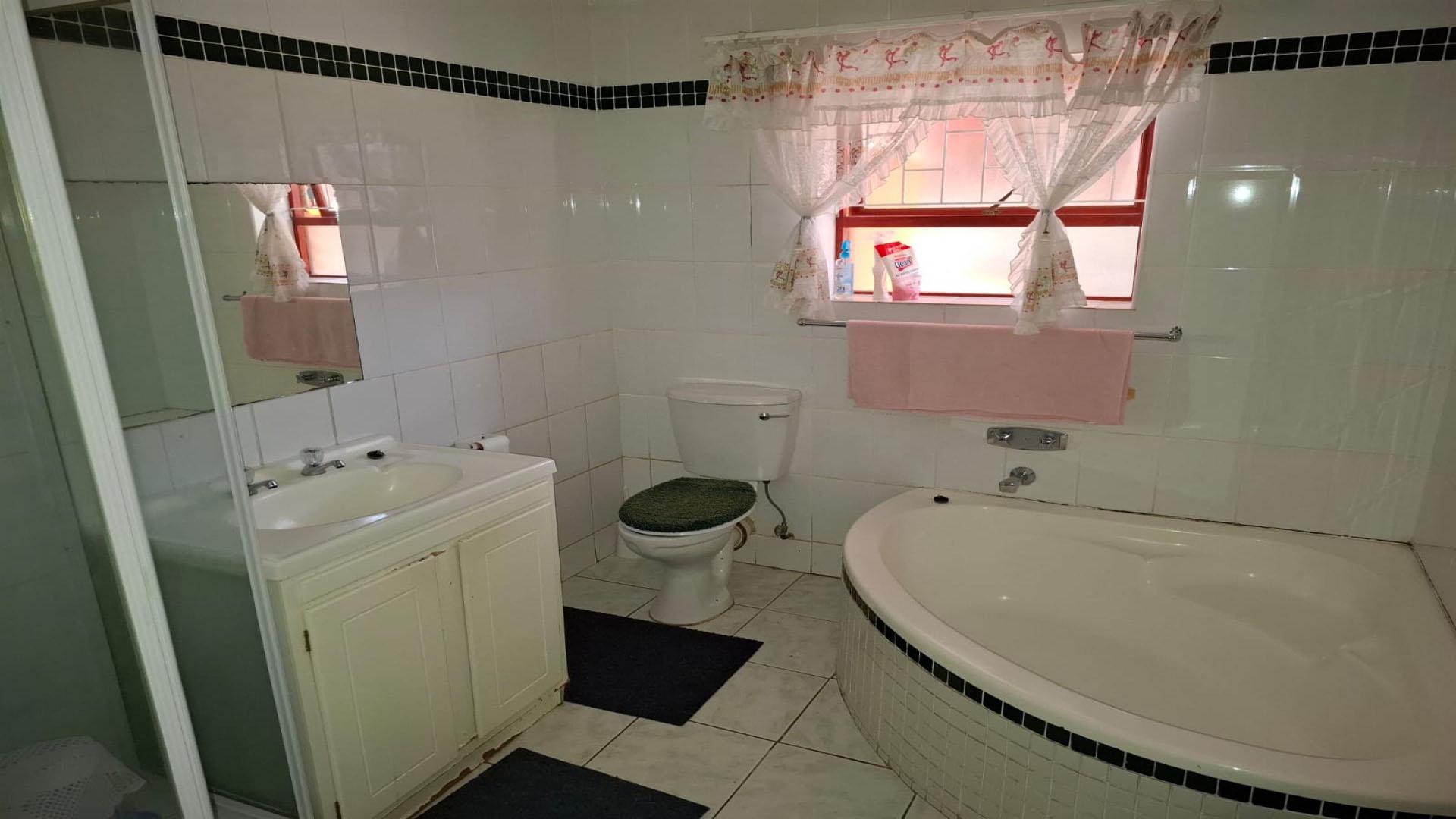 Main Bathroom of property in Hermanus