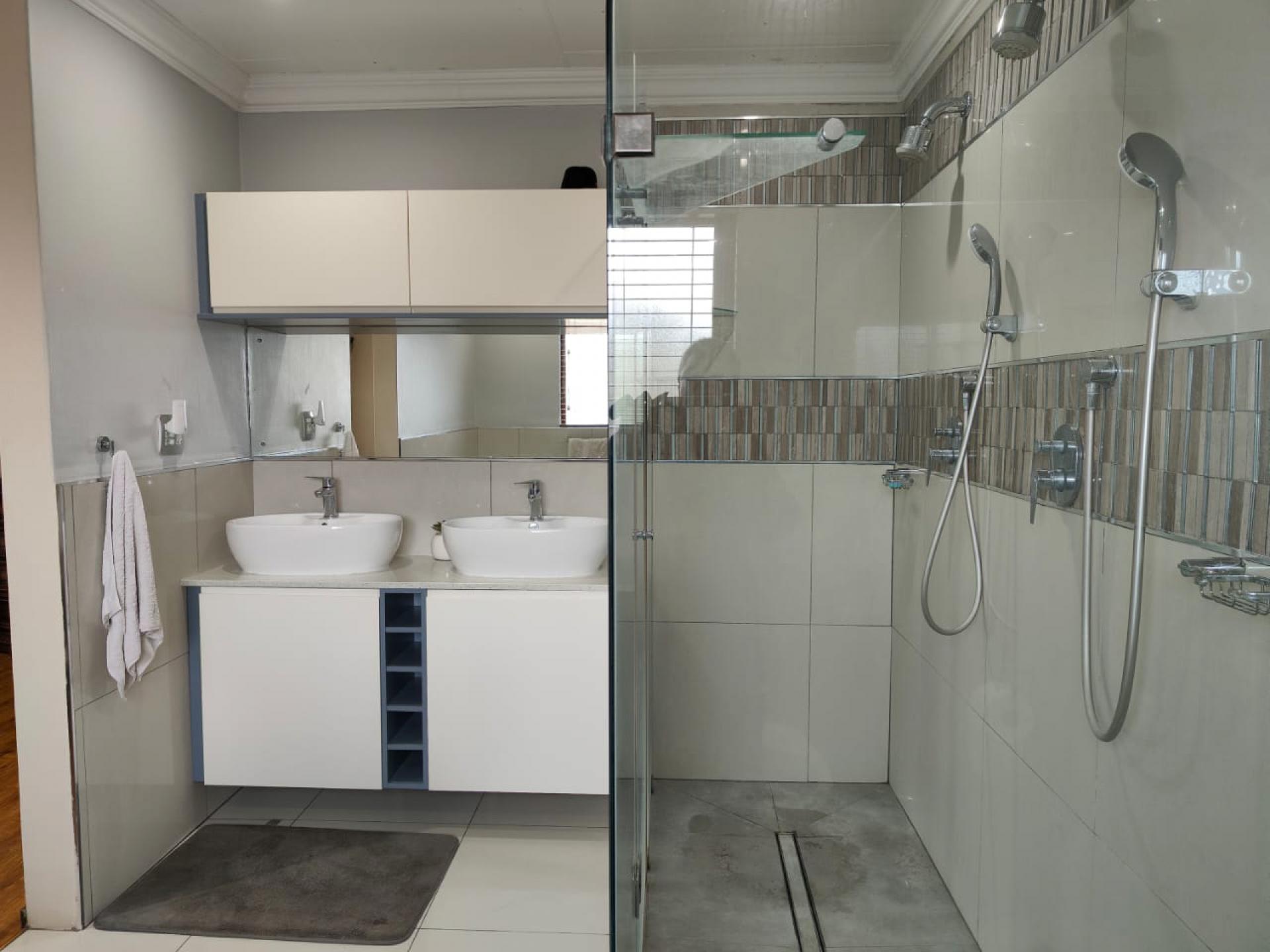 Main Bathroom of property in Reyno Ridge