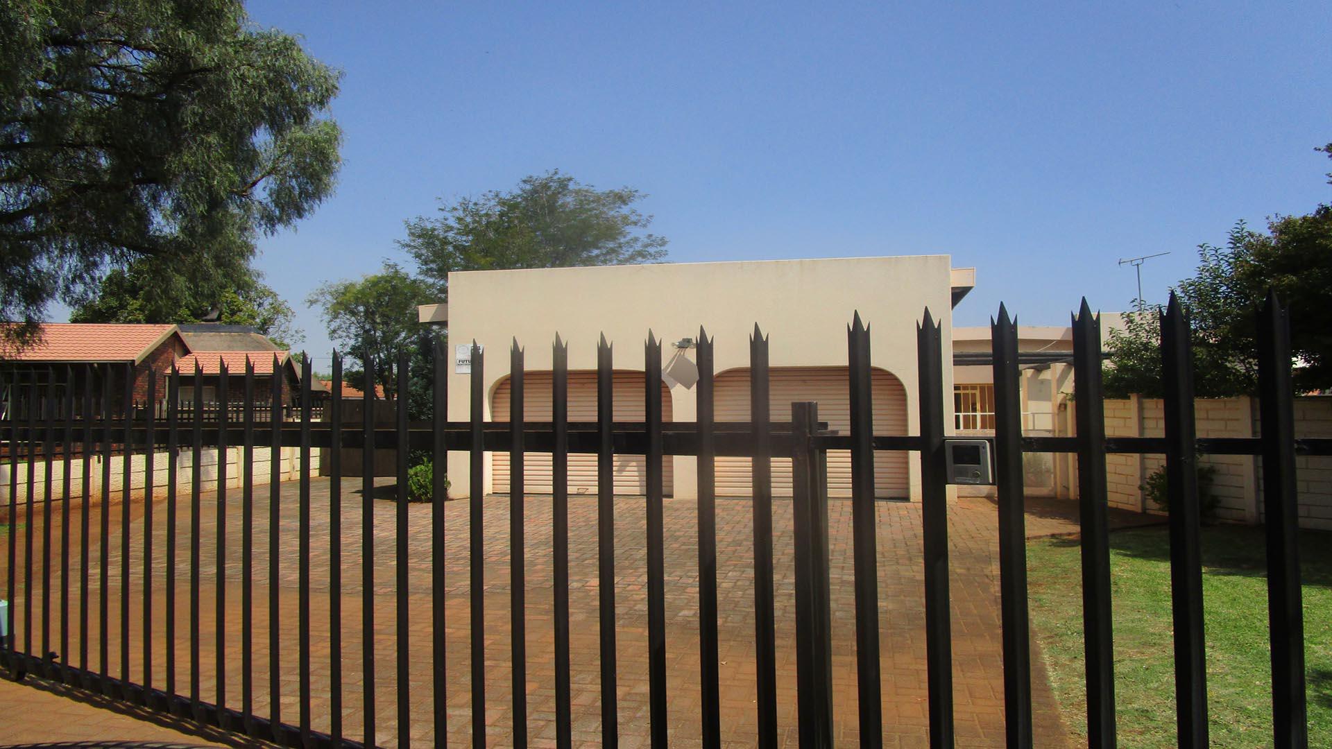 Front View of property in Golf Park