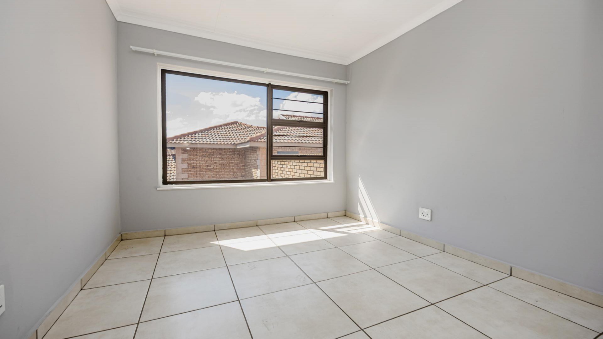 Bed Room 1 - 10 square meters of property in Honeydew Manor