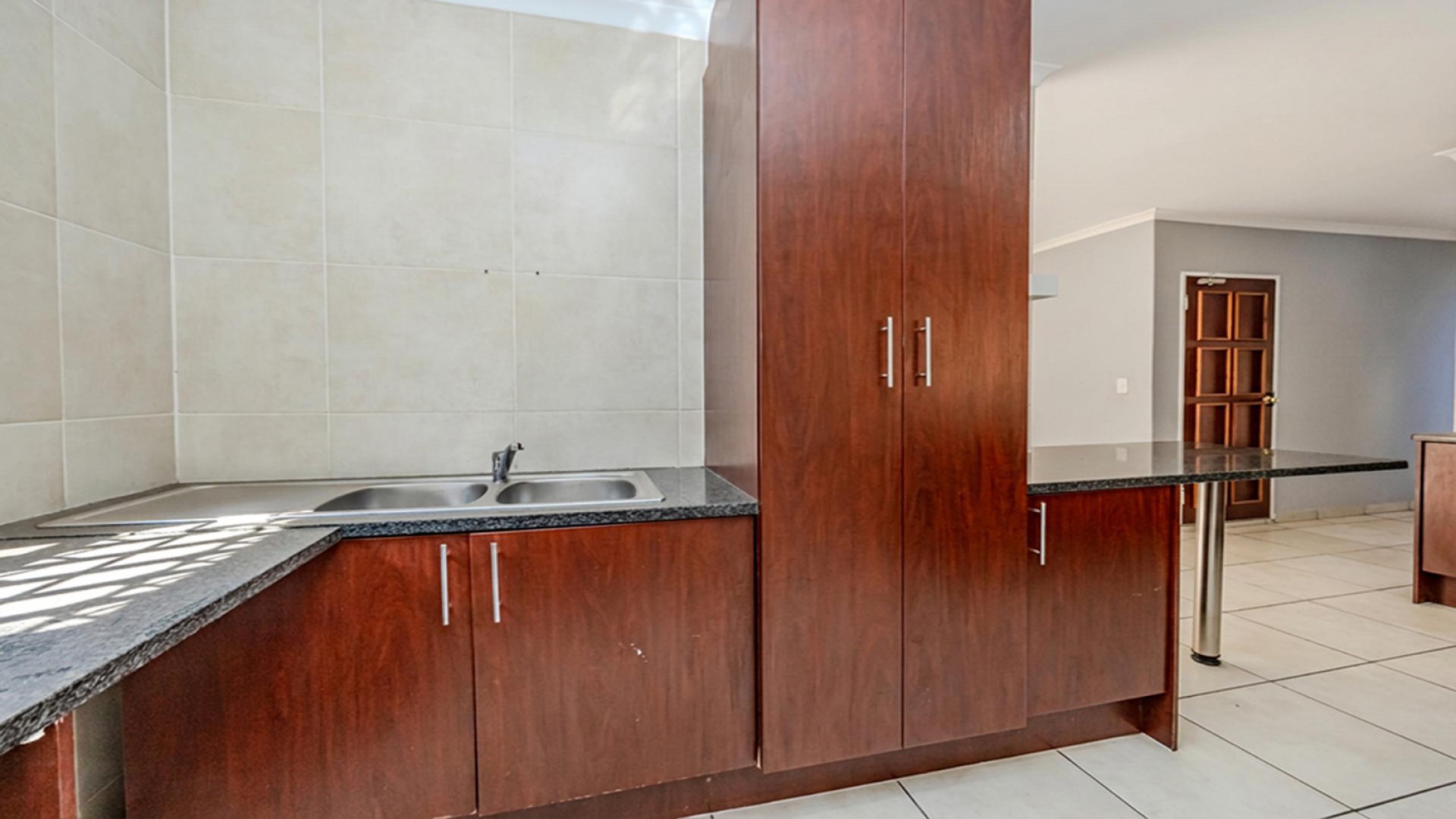 Kitchen - 14 square meters of property in Honeydew Manor
