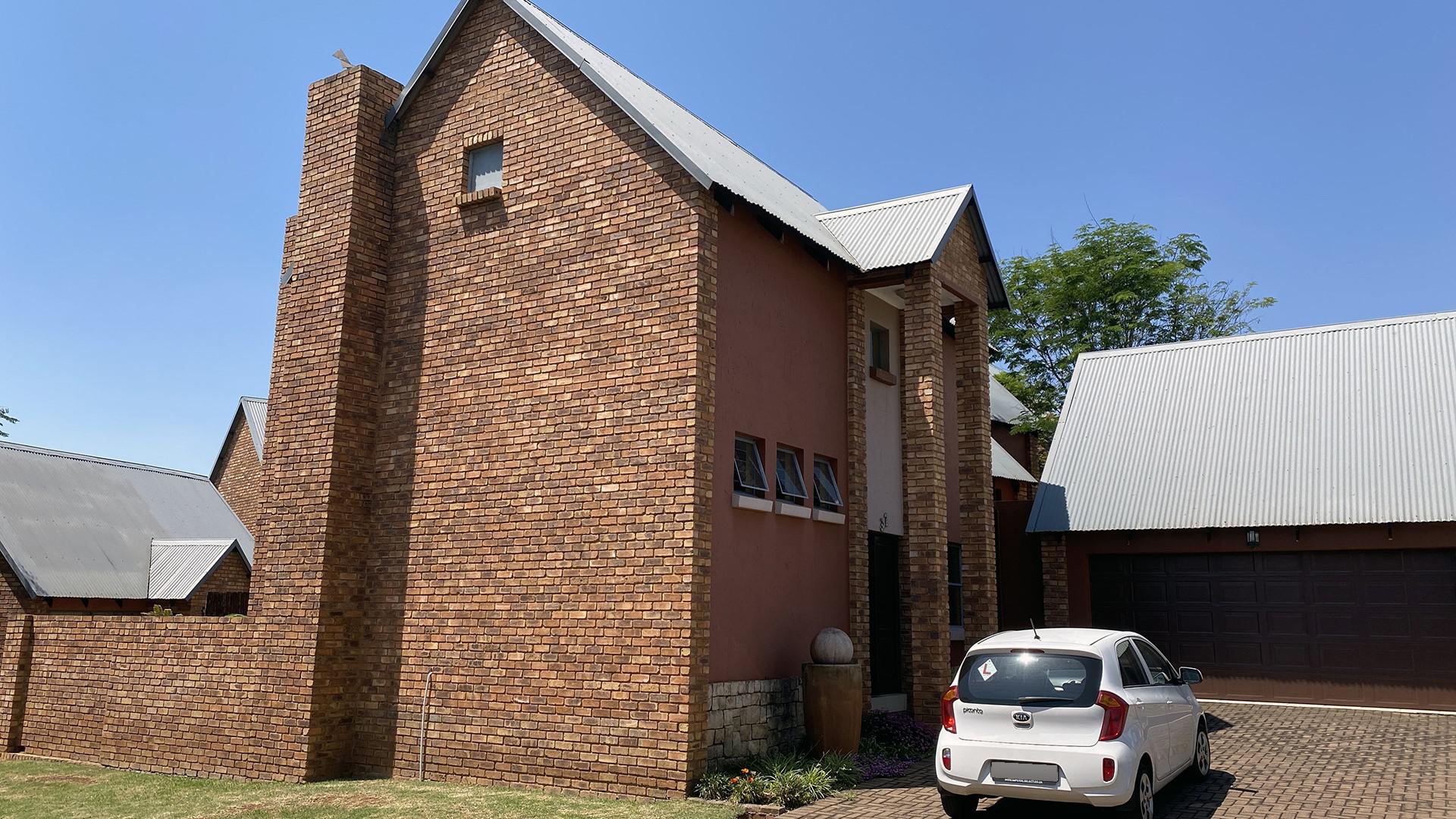 Front View of property in Glenmarais (Glen Marais)