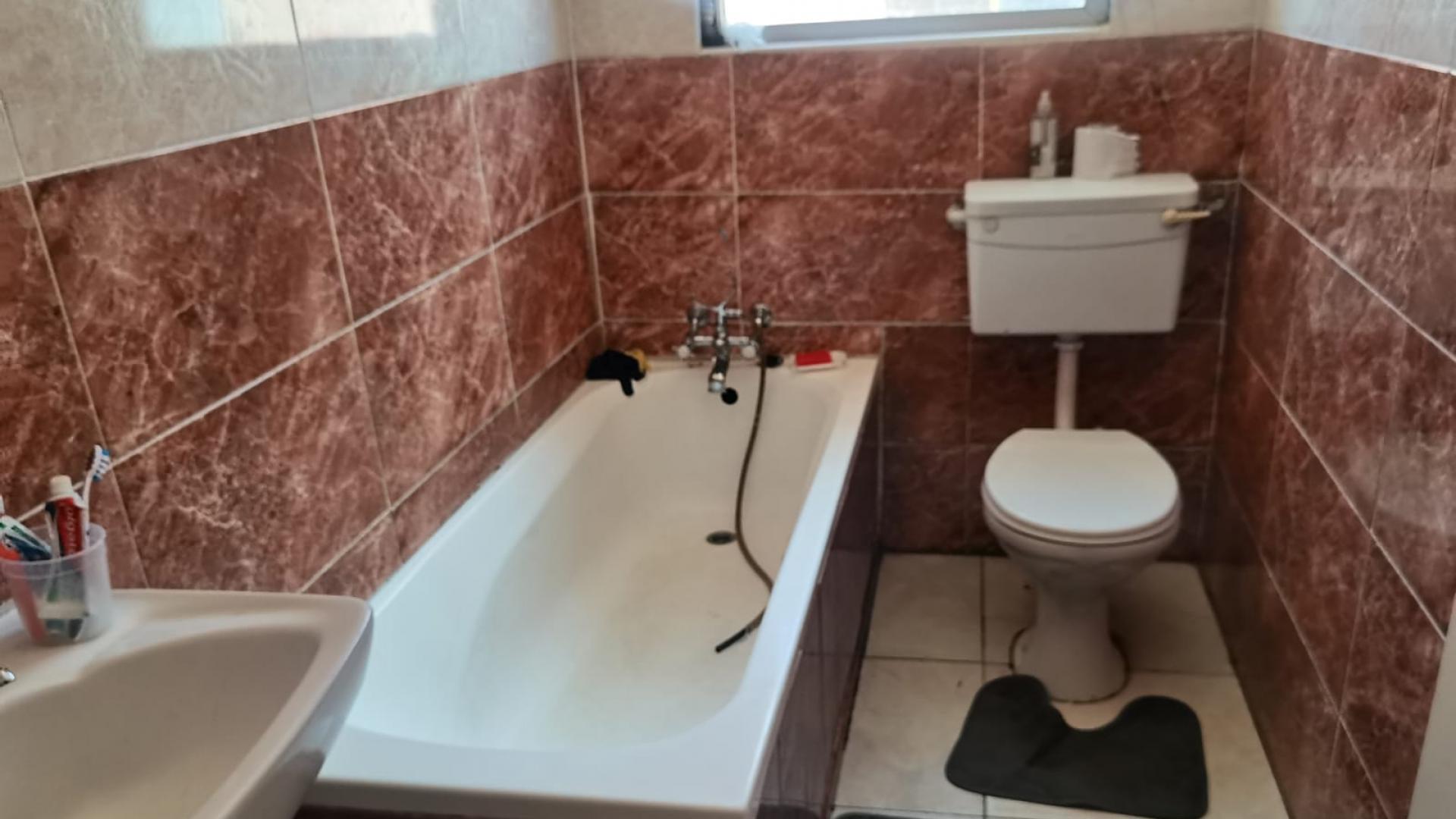 Bathroom 1 of property in Motherwell