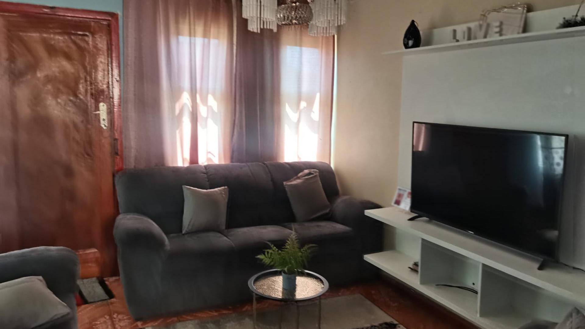 Lounges of property in Motherwell