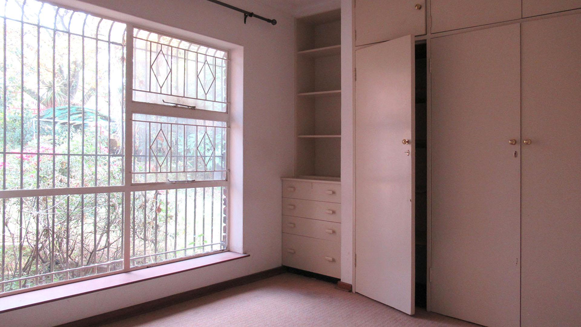 Bed Room 1 - 14 square meters of property in Kloofendal