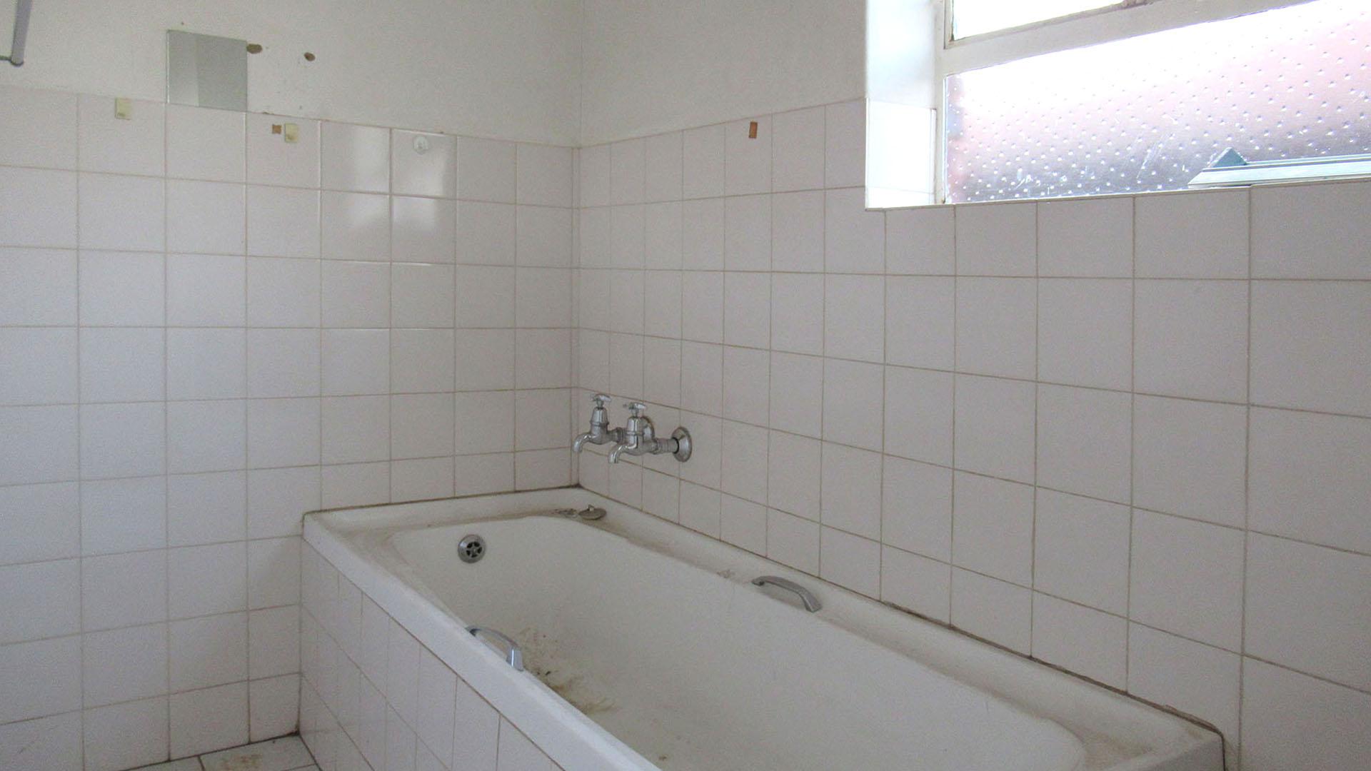 Staff Bathroom - 6 square meters of property in Kloofendal