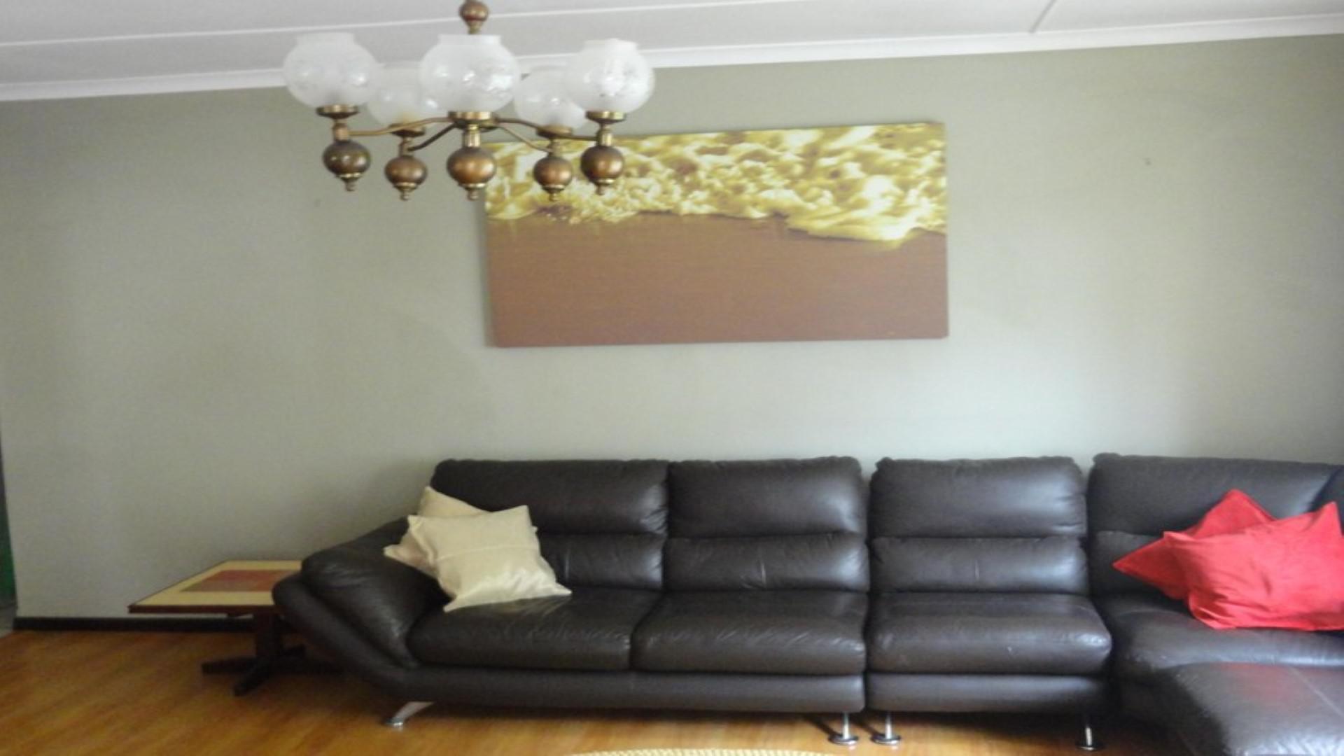 Lounges - 28 square meters of property in Craigieburn