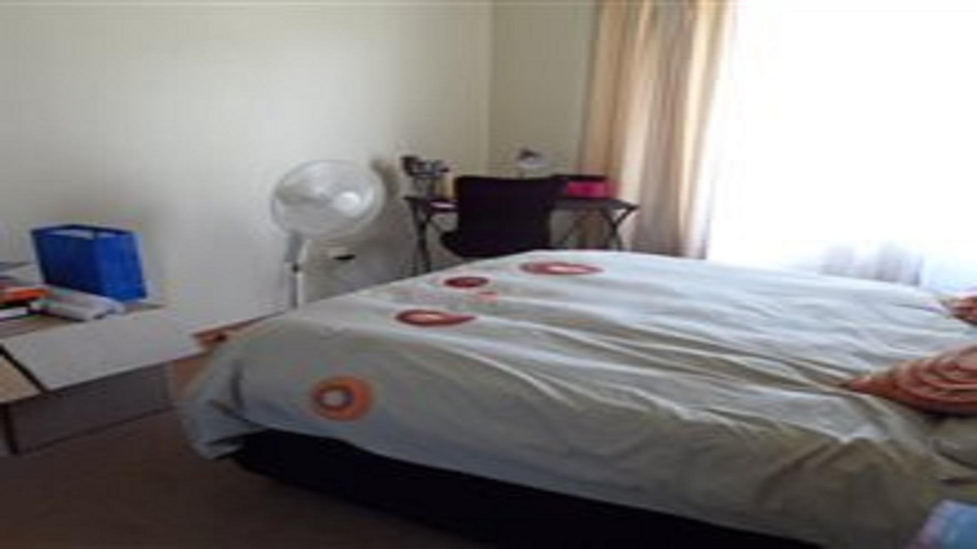 Main Bedroom - 26 square meters of property in Sinoville