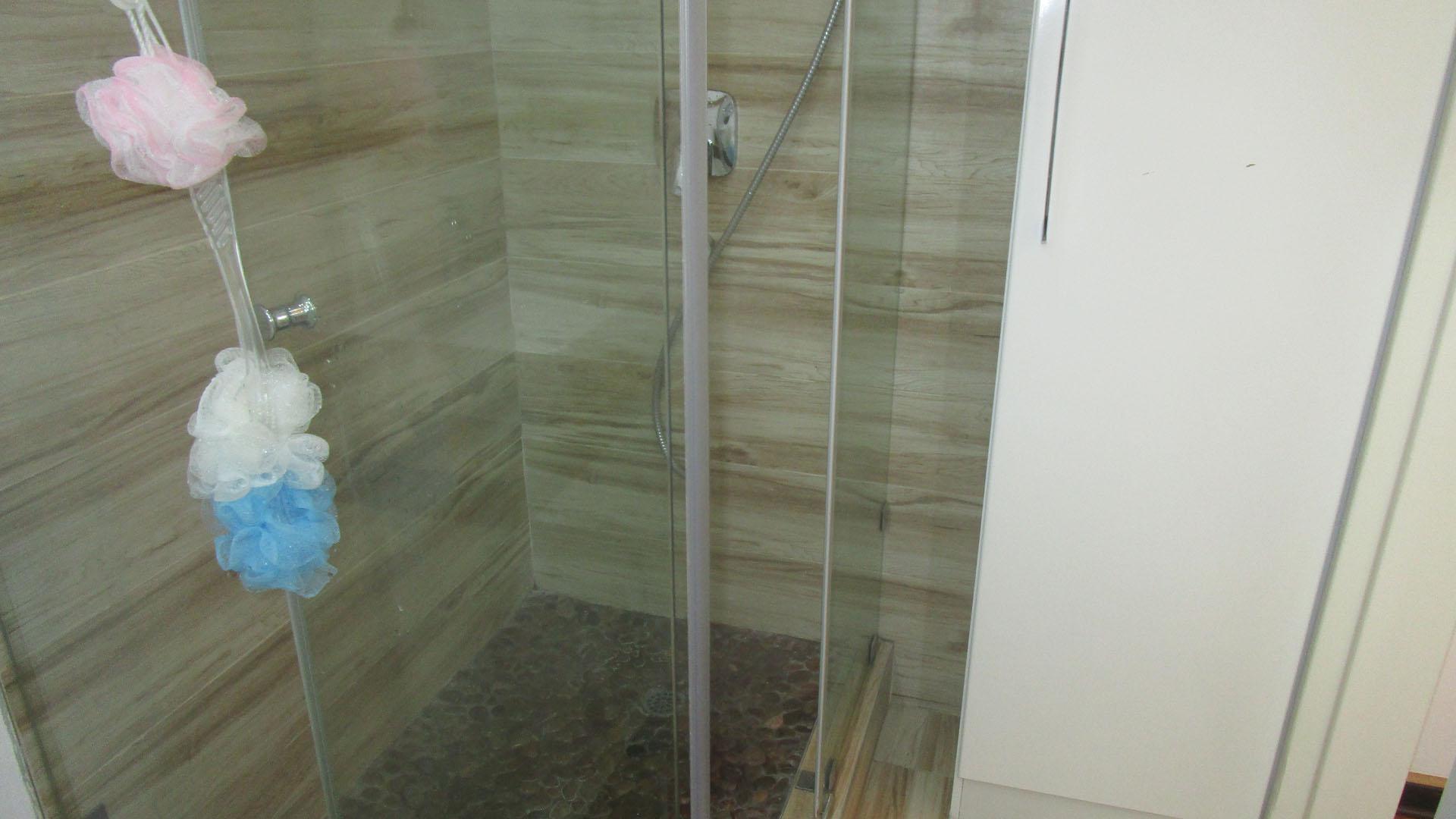 Main Bathroom - 4 square meters of property in Bedfordview
