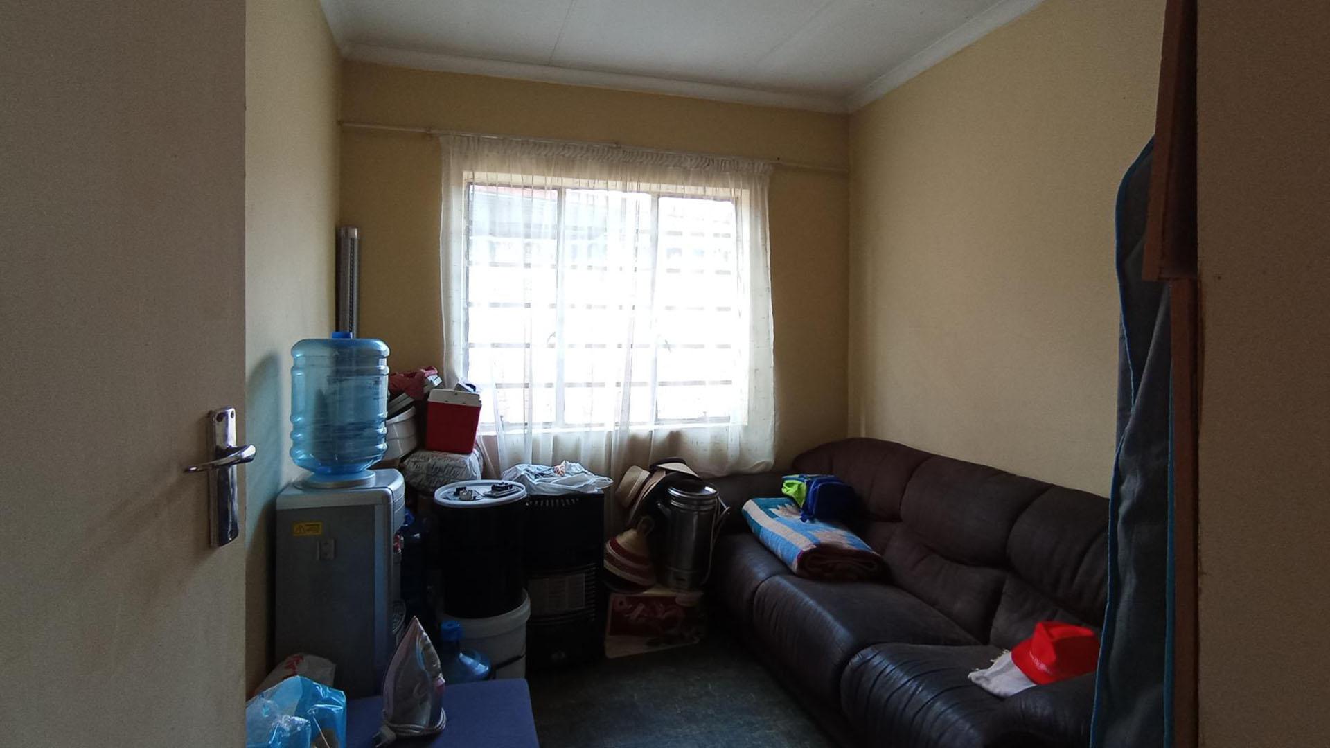 Bed Room 1 - 8 square meters of property in Midrand