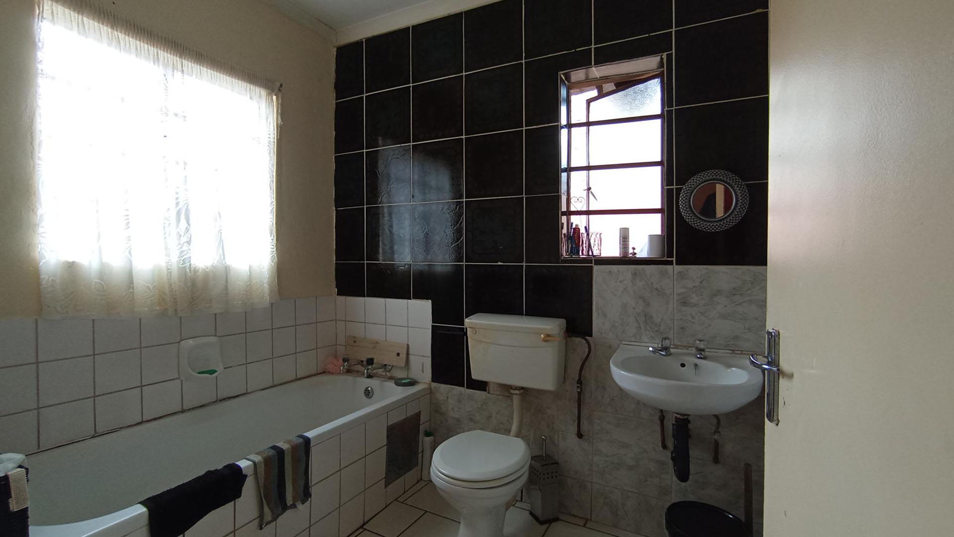 Bathroom 1 - 6 square meters of property in Midrand