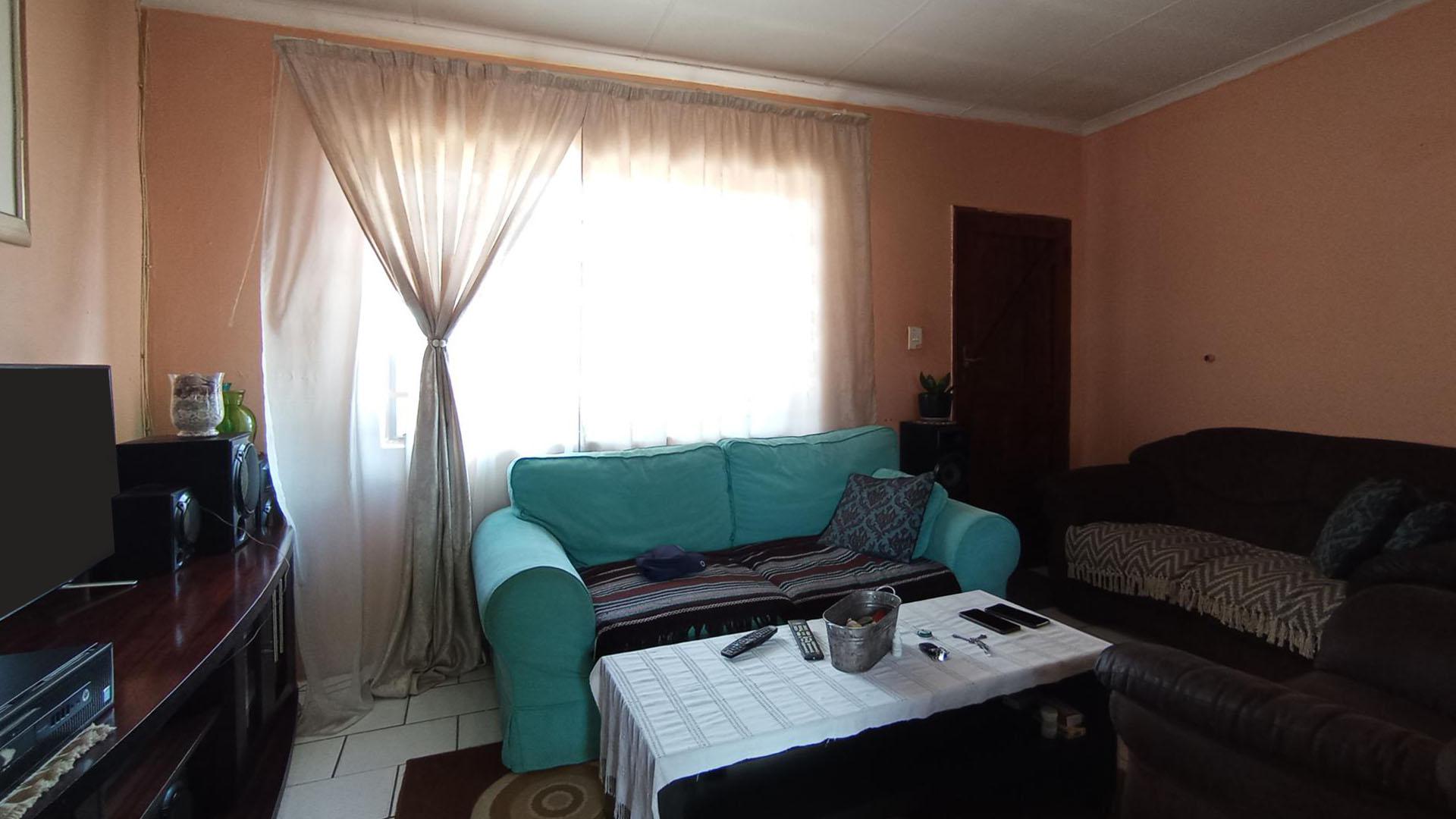 Lounges - 16 square meters of property in Midrand