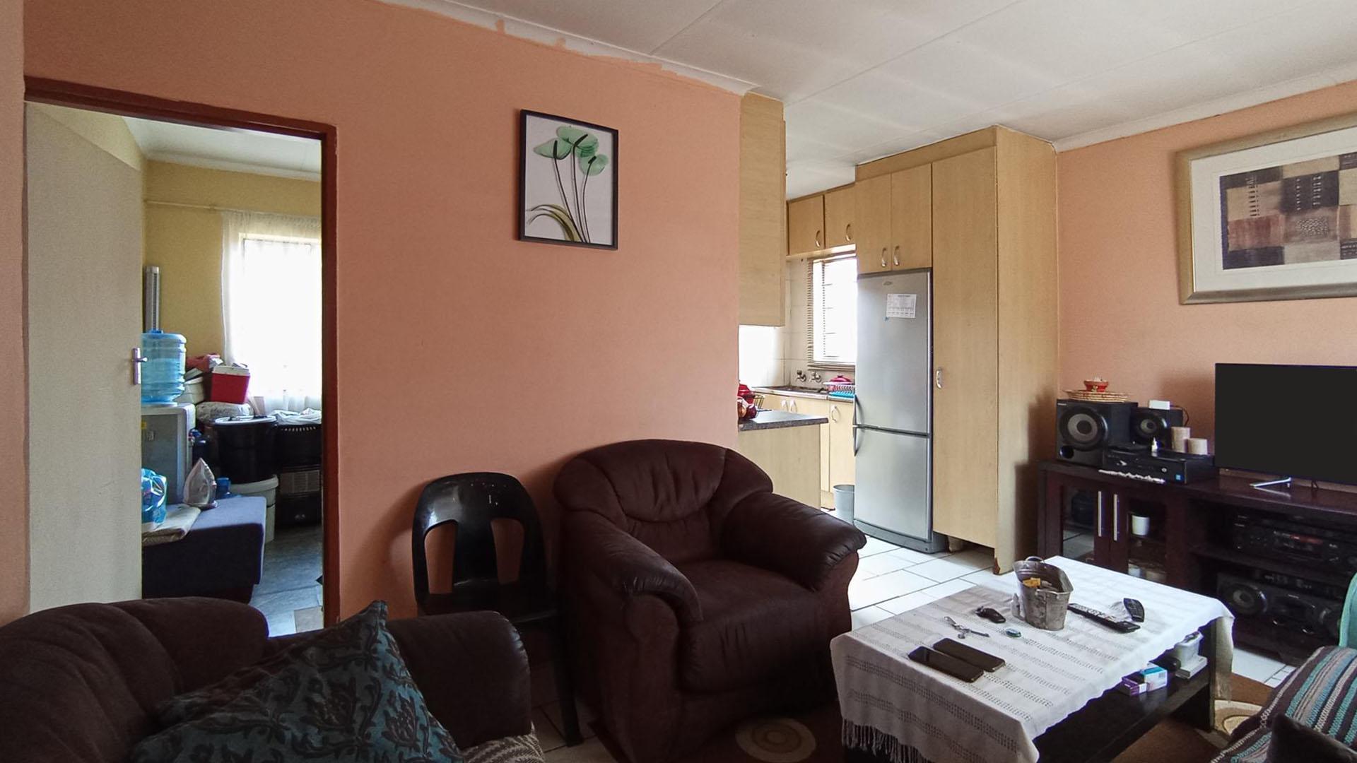Lounges - 16 square meters of property in Midrand