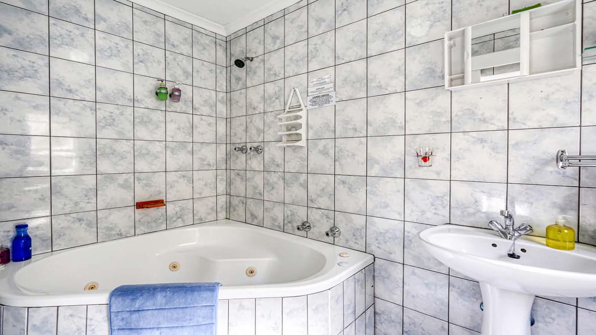 Bathroom 1 - 15 square meters of property in Queensburgh