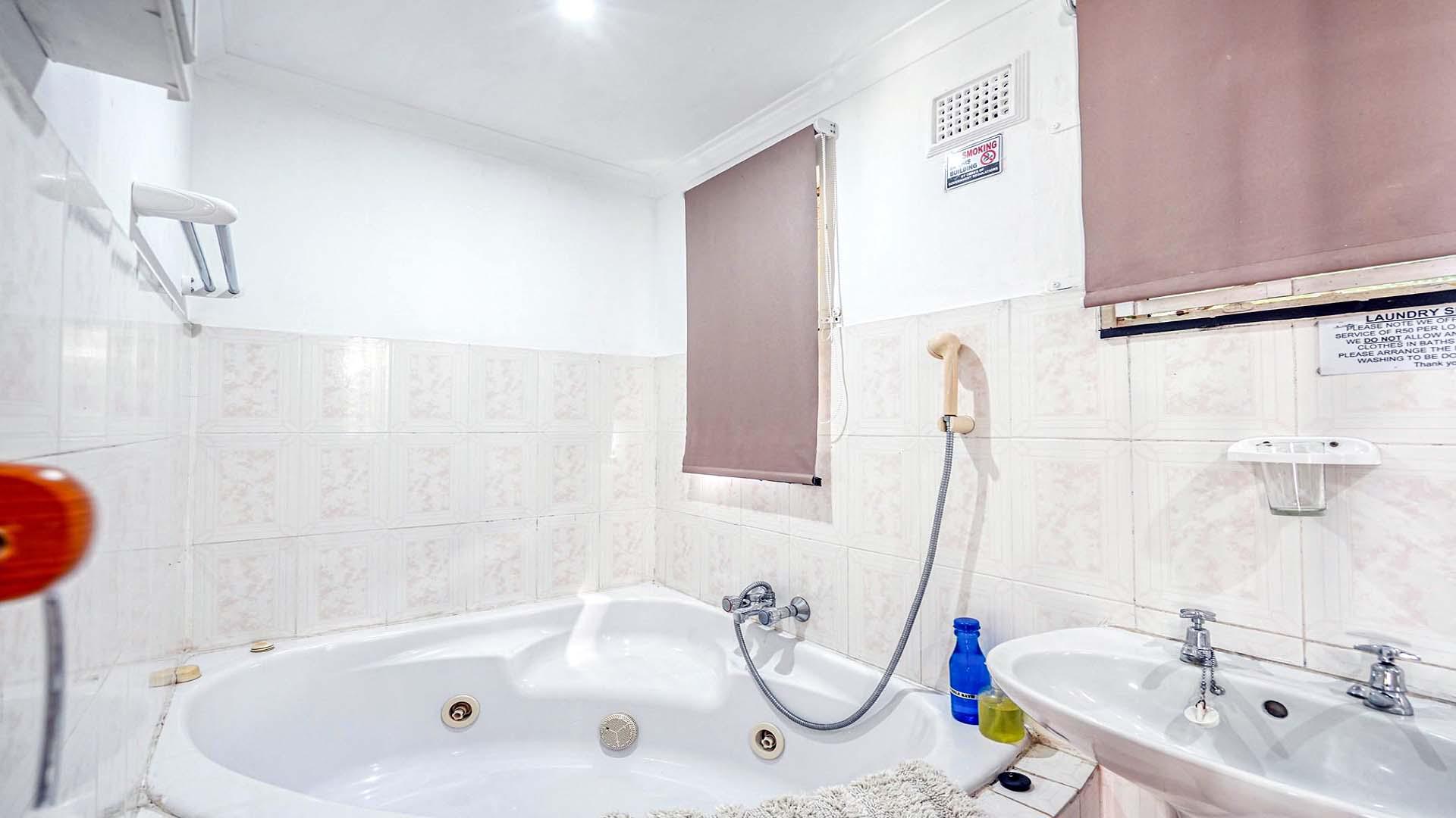 Bathroom 2 - 3 square meters of property in Queensburgh