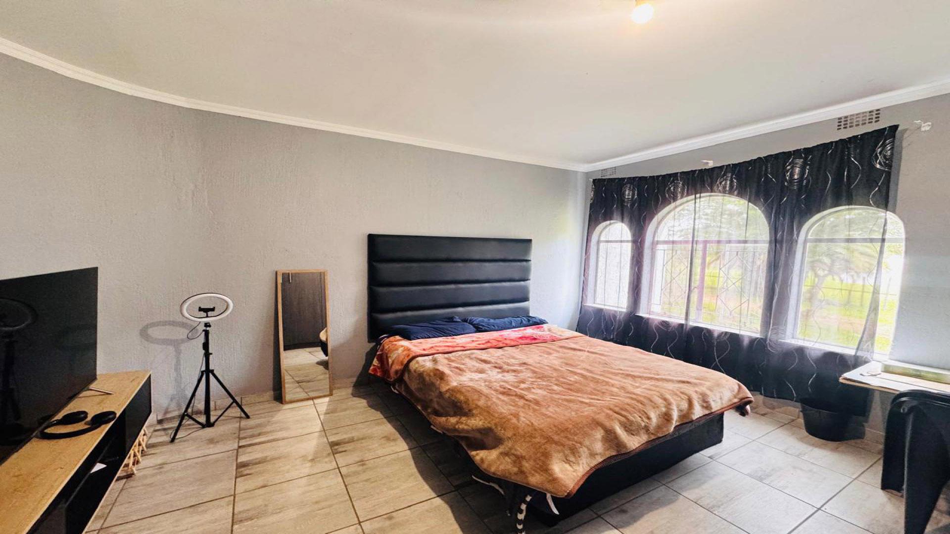 Bed Room 5+ of property in President Park A.H.