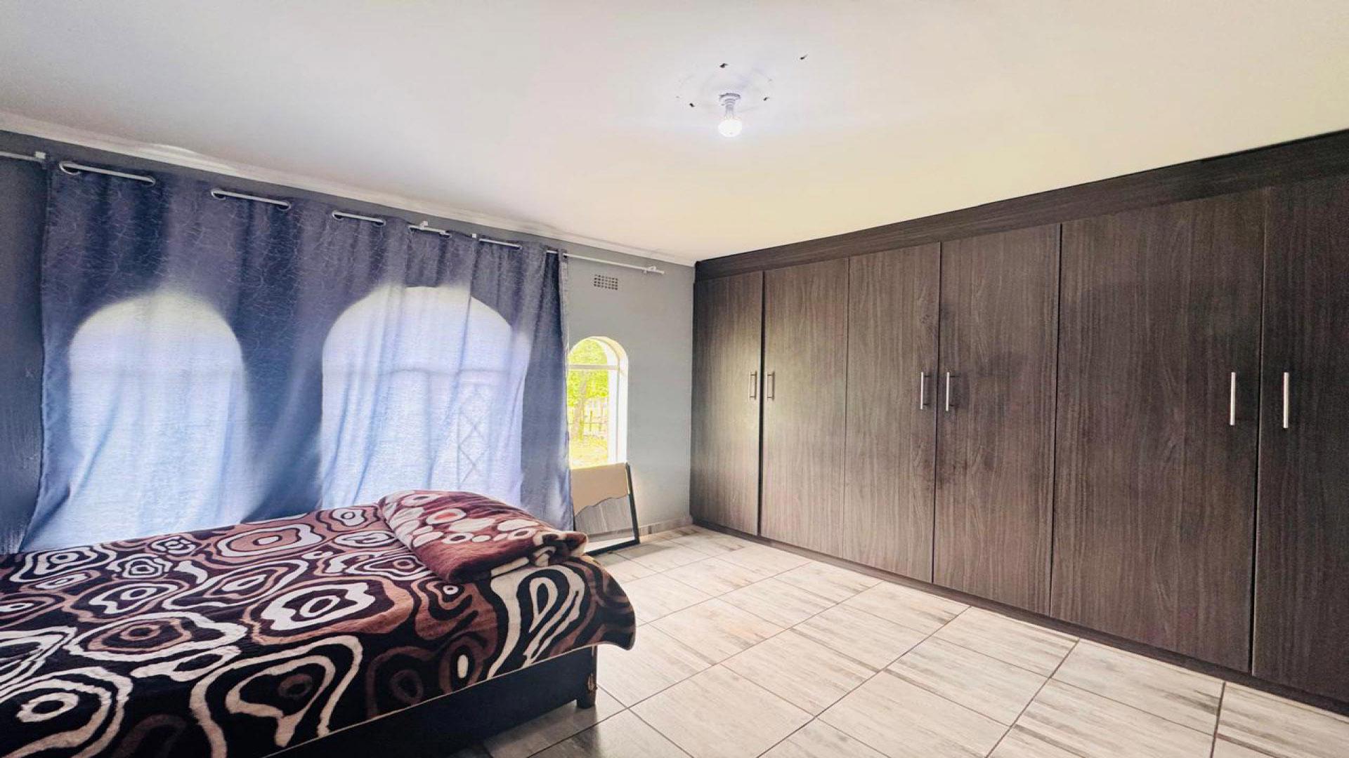 Bed Room 5+ of property in President Park A.H.