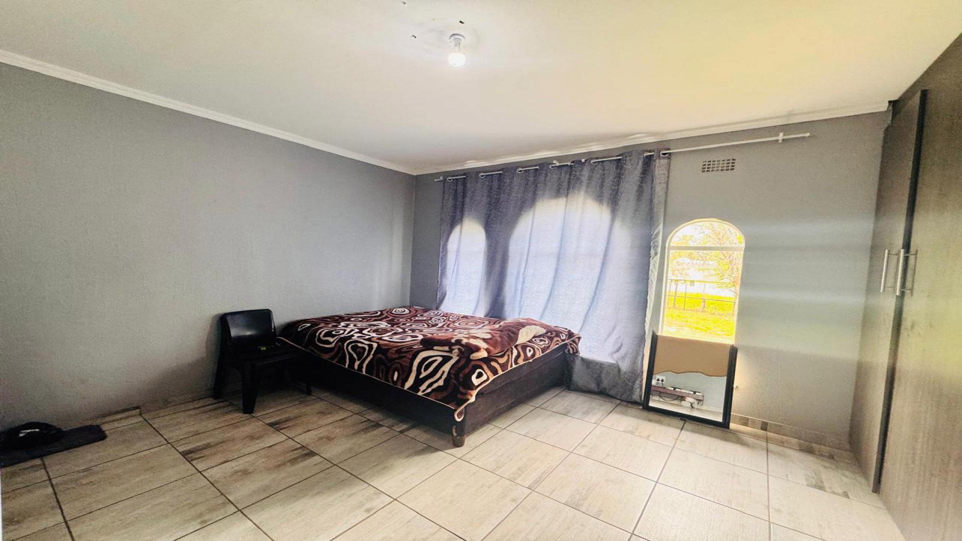 Bed Room 5+ of property in President Park A.H.