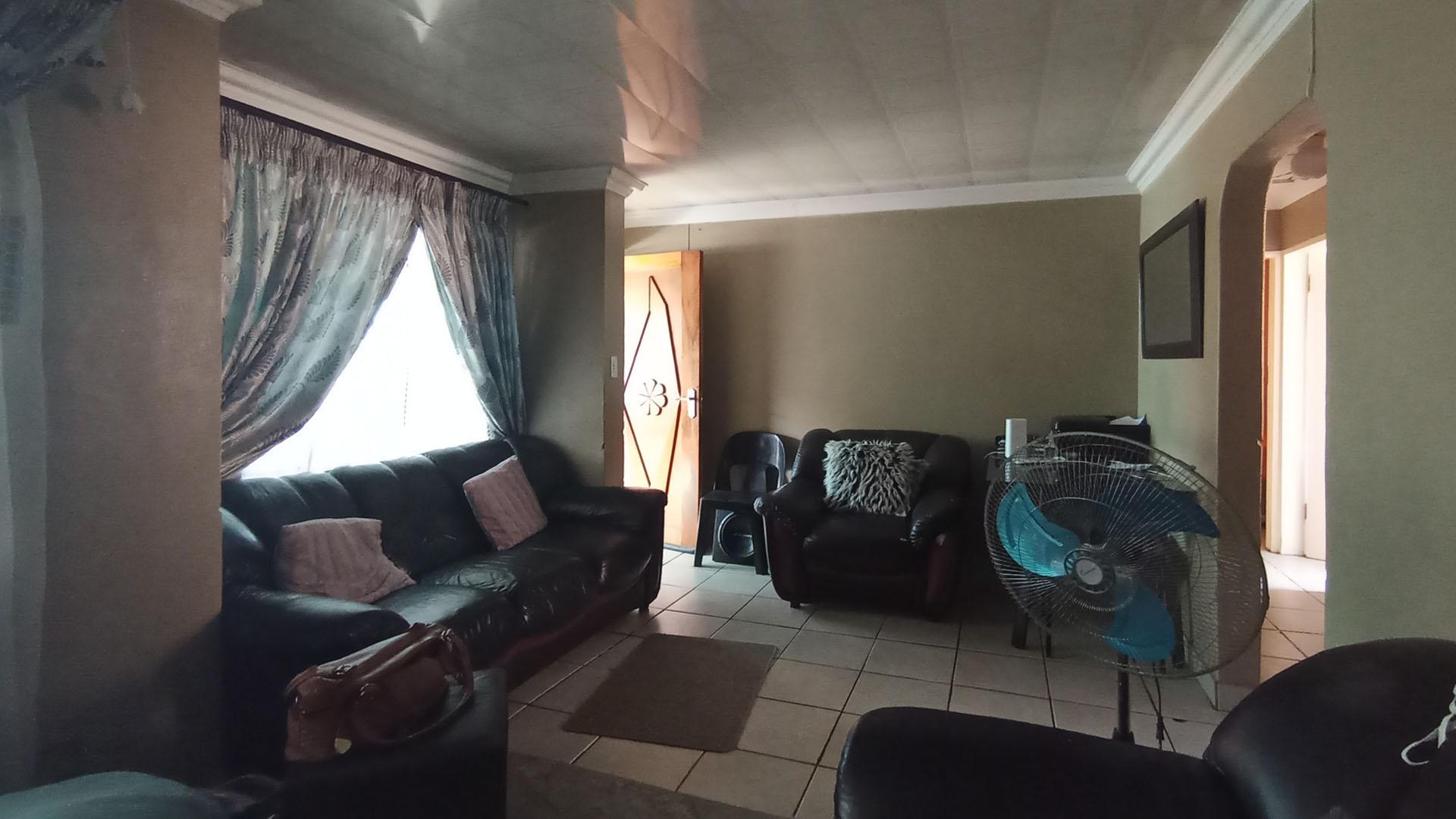 Lounges - 18 square meters of property in Philip Nel Park