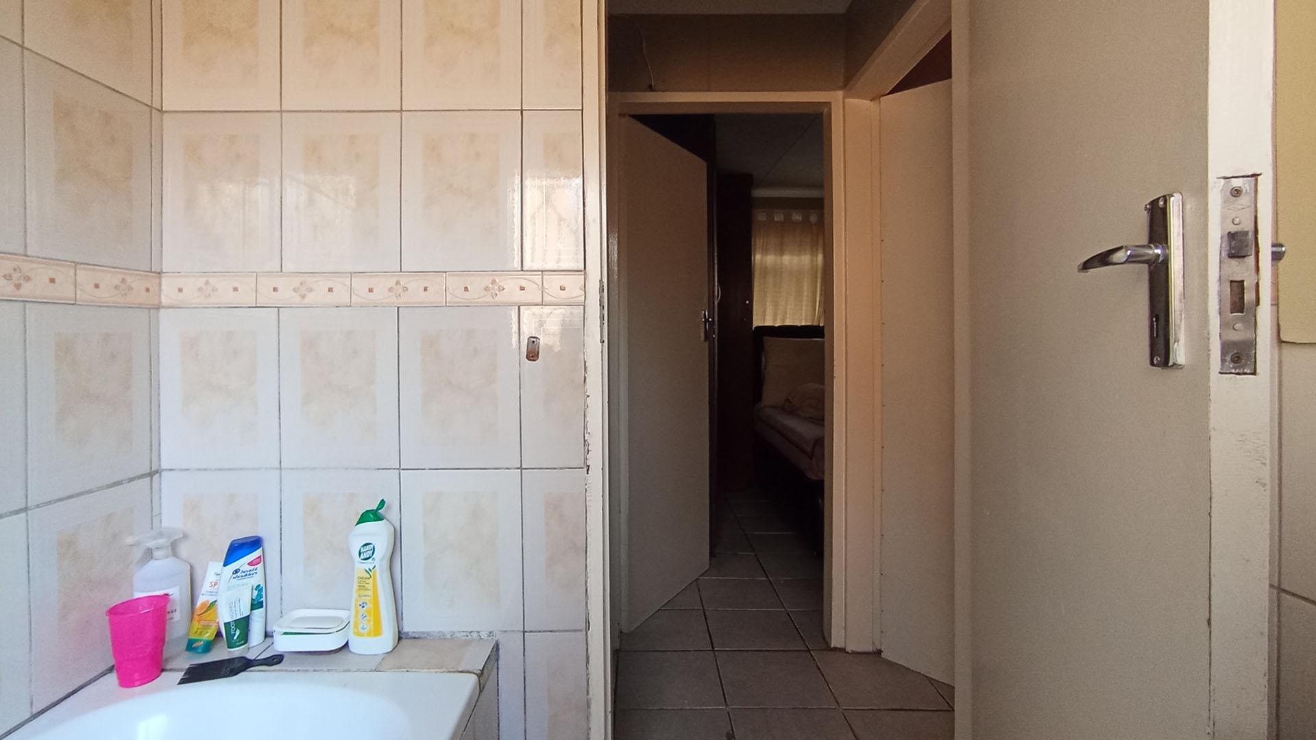 Bathroom 1 - 4 square meters of property in Philip Nel Park