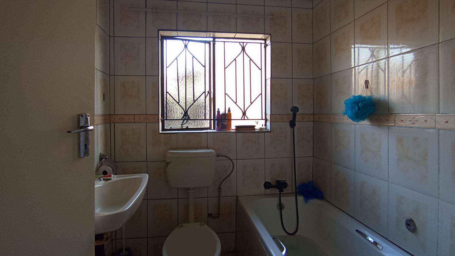 Bathroom 1 - 4 square meters of property in Philip Nel Park