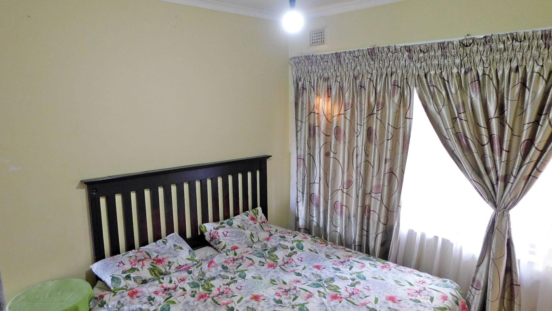 Bed Room 1 - 12 square meters of property in Amanzimtoti 