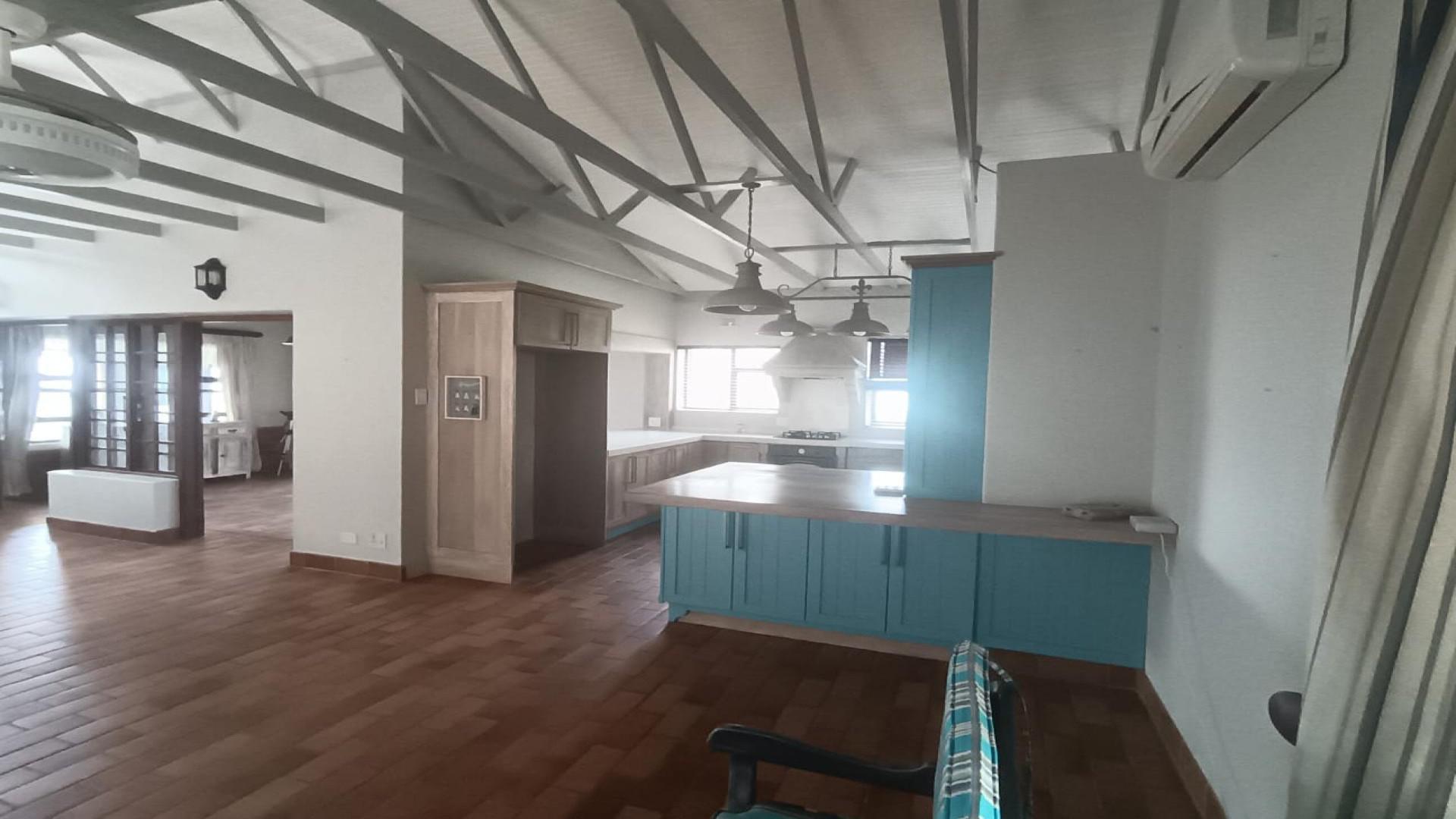 Kitchen of property in Trafalgar