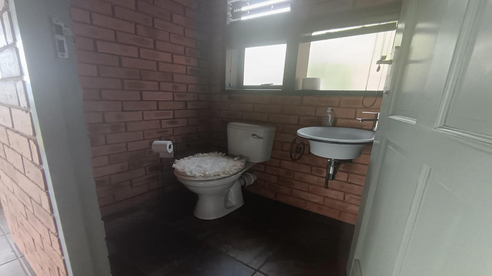 Bathroom 2 of property in Trafalgar