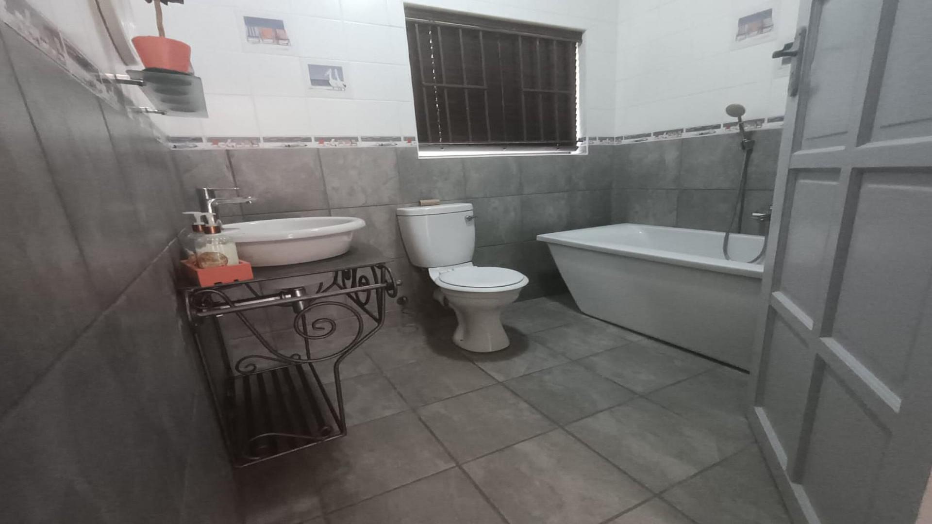 Bathroom 3+ of property in Trafalgar