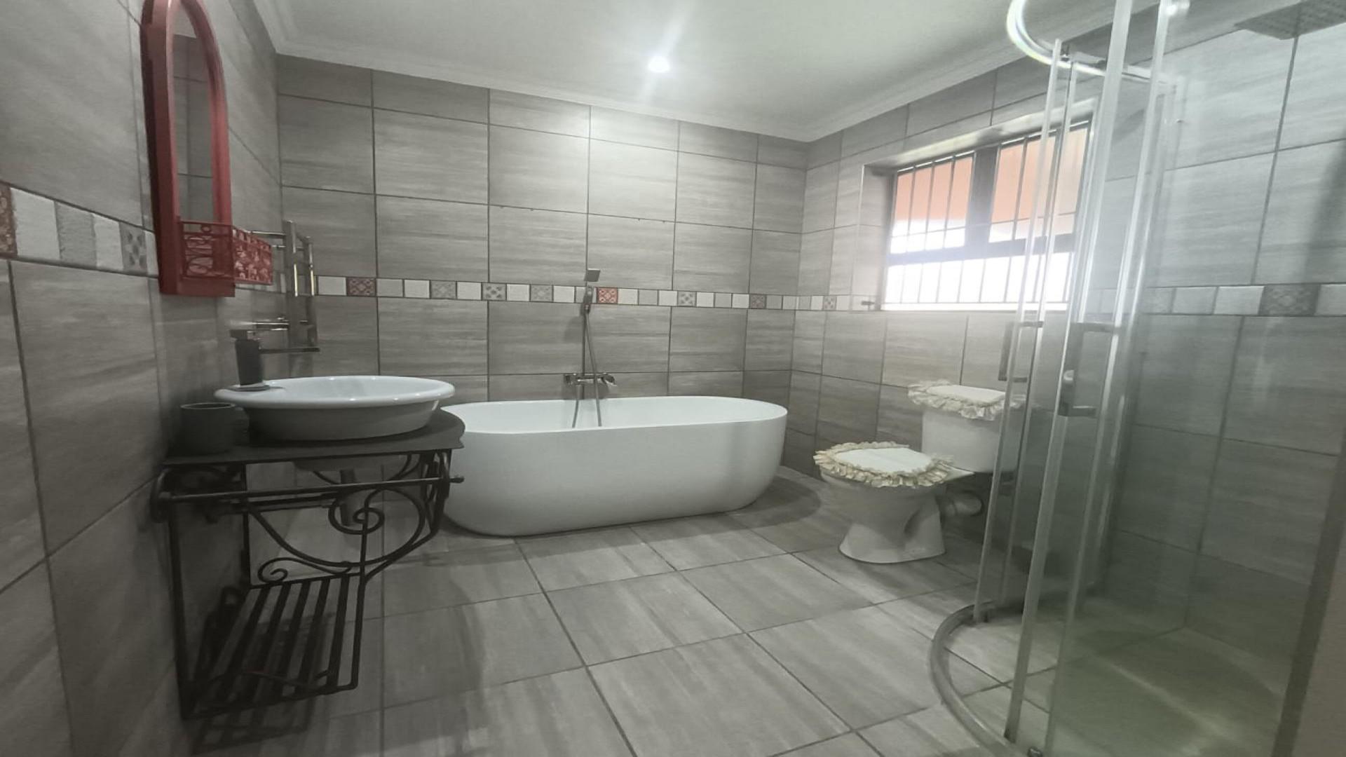 Bathroom 3+ of property in Trafalgar