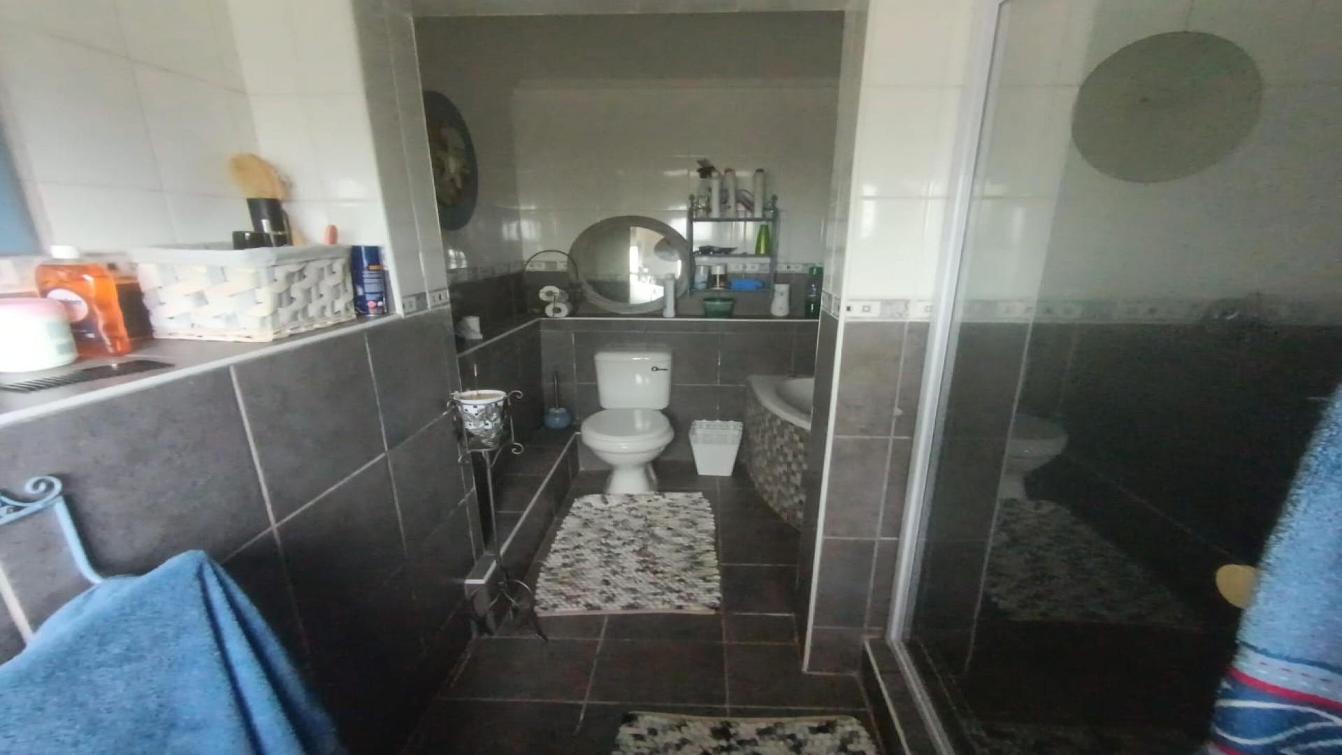 Bathroom 1 of property in Trafalgar