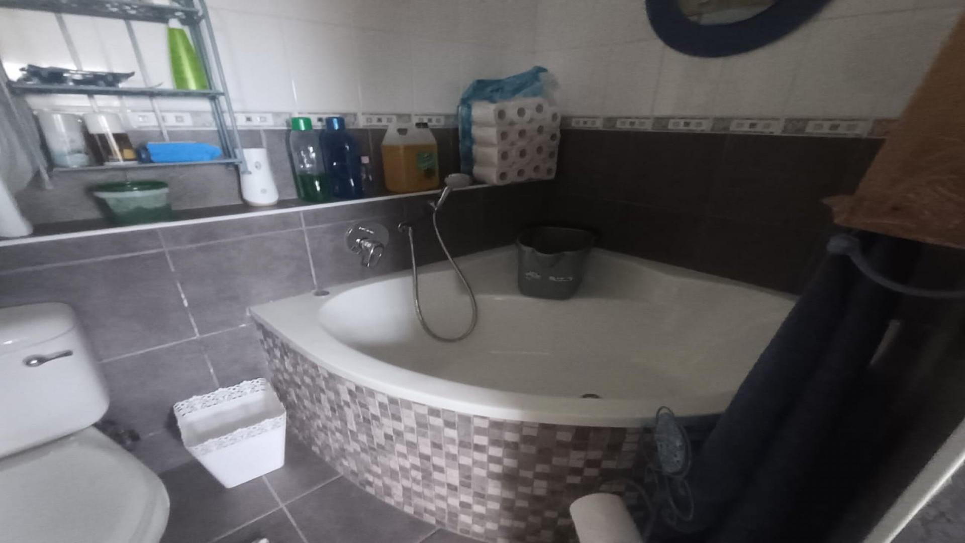 Bathroom 1 of property in Trafalgar