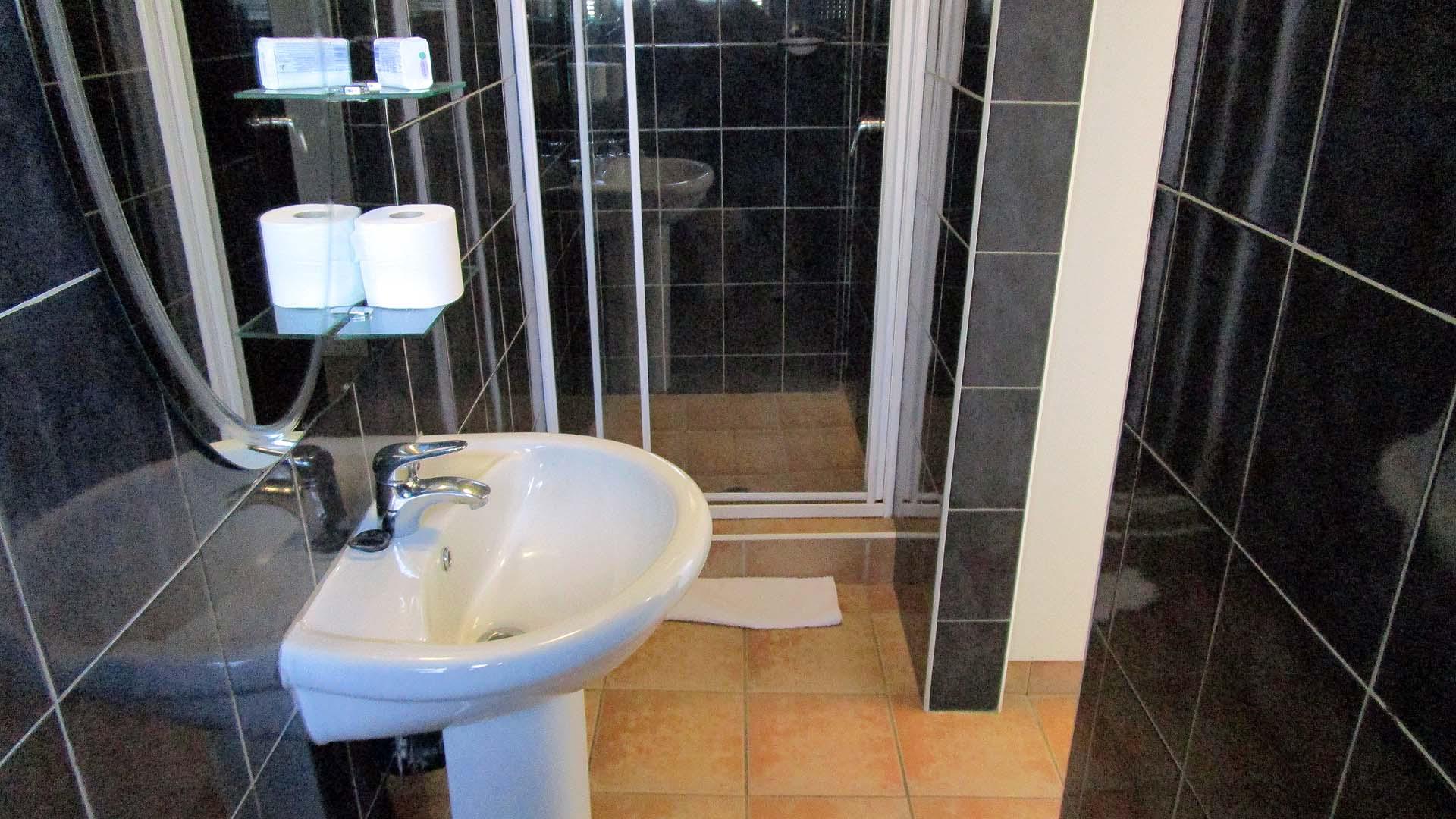 Bathroom 2 - 11 square meters of property in Montclair (Dbn)
