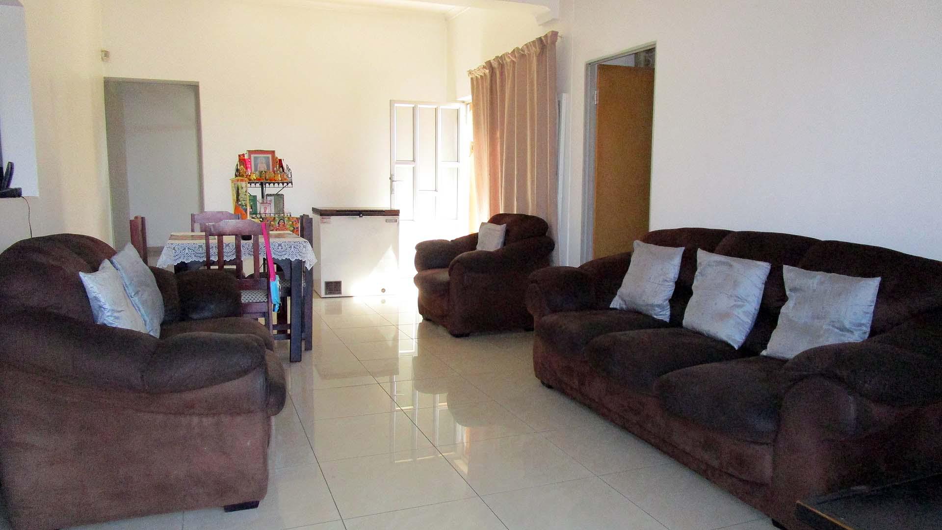 Lounges - 83 square meters of property in Montclair (Dbn)